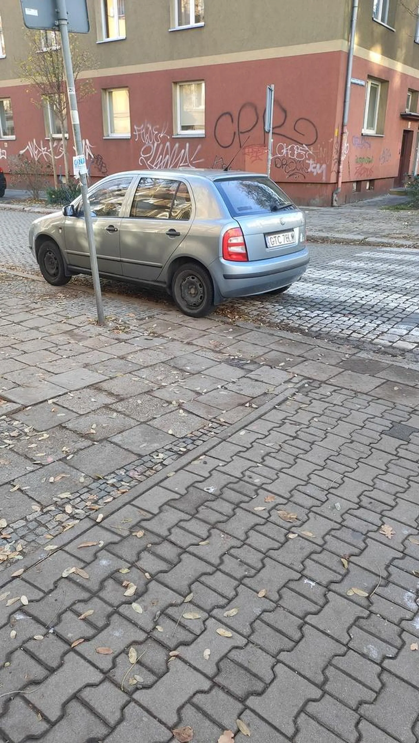 Kolega notorycznie staje na przejściu dla pieszych. Dodatkowo parkuje tak blisko innych aut, że ciężko wyjechać.