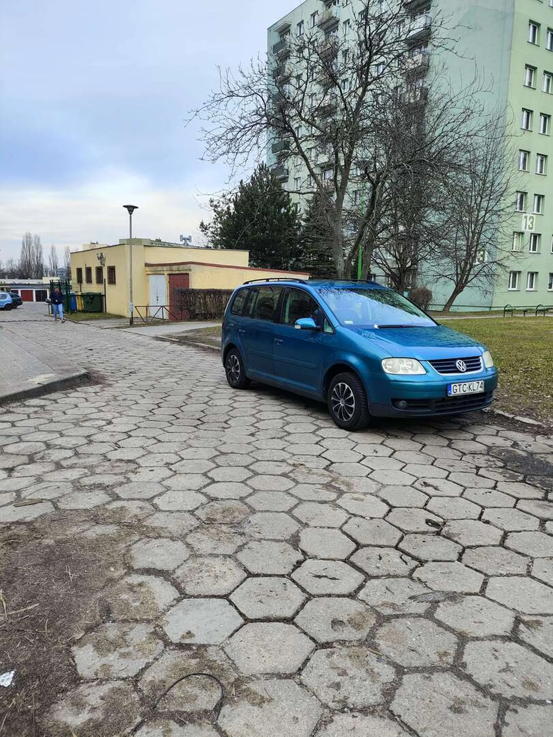 Całe osiedle zablokowane, bo pan władca parkingu nie potrafi parkować. Nie przejedzie nawet mała osobówka a co dopiero karetka. Nie pozdrawiam.