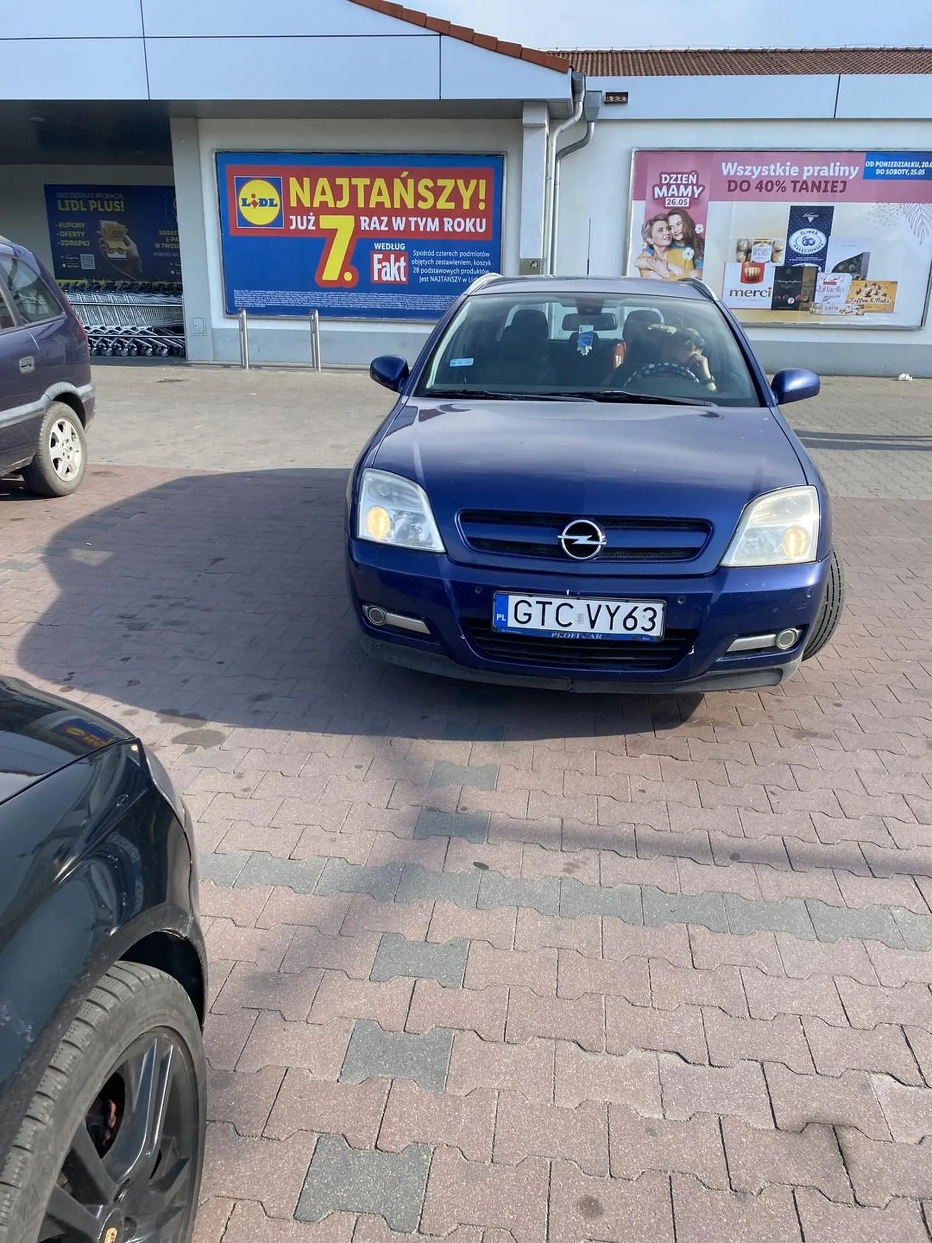 Panu najwidoczniej przydadzą się dodatkowe jazdy by nauczyć się parkować w liniach