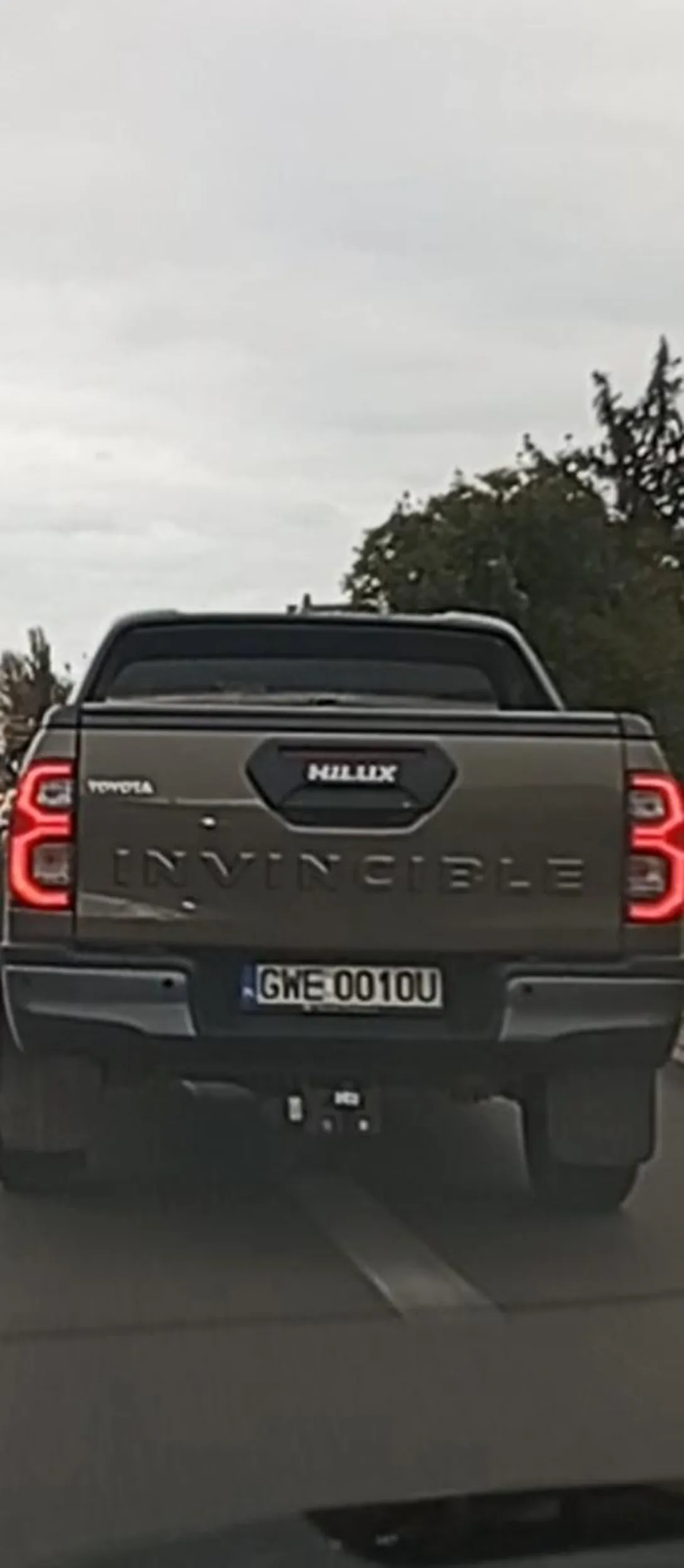 Starszy pan nie powinien już jeździć autem jedzie jak chce zmienia pasy bez kierunków