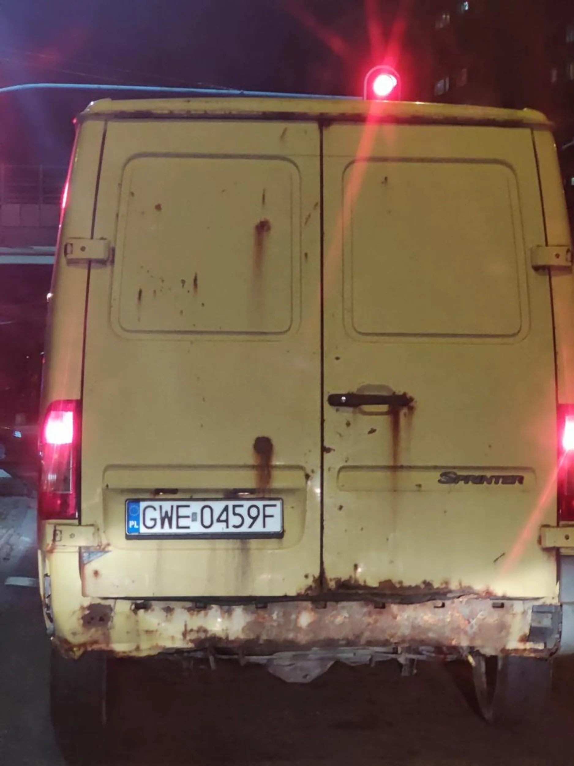 Przejechał na czerwonym, gdyby samochód przede mną by go nie zauważył, byłby wypadek śmiertelny pewnie