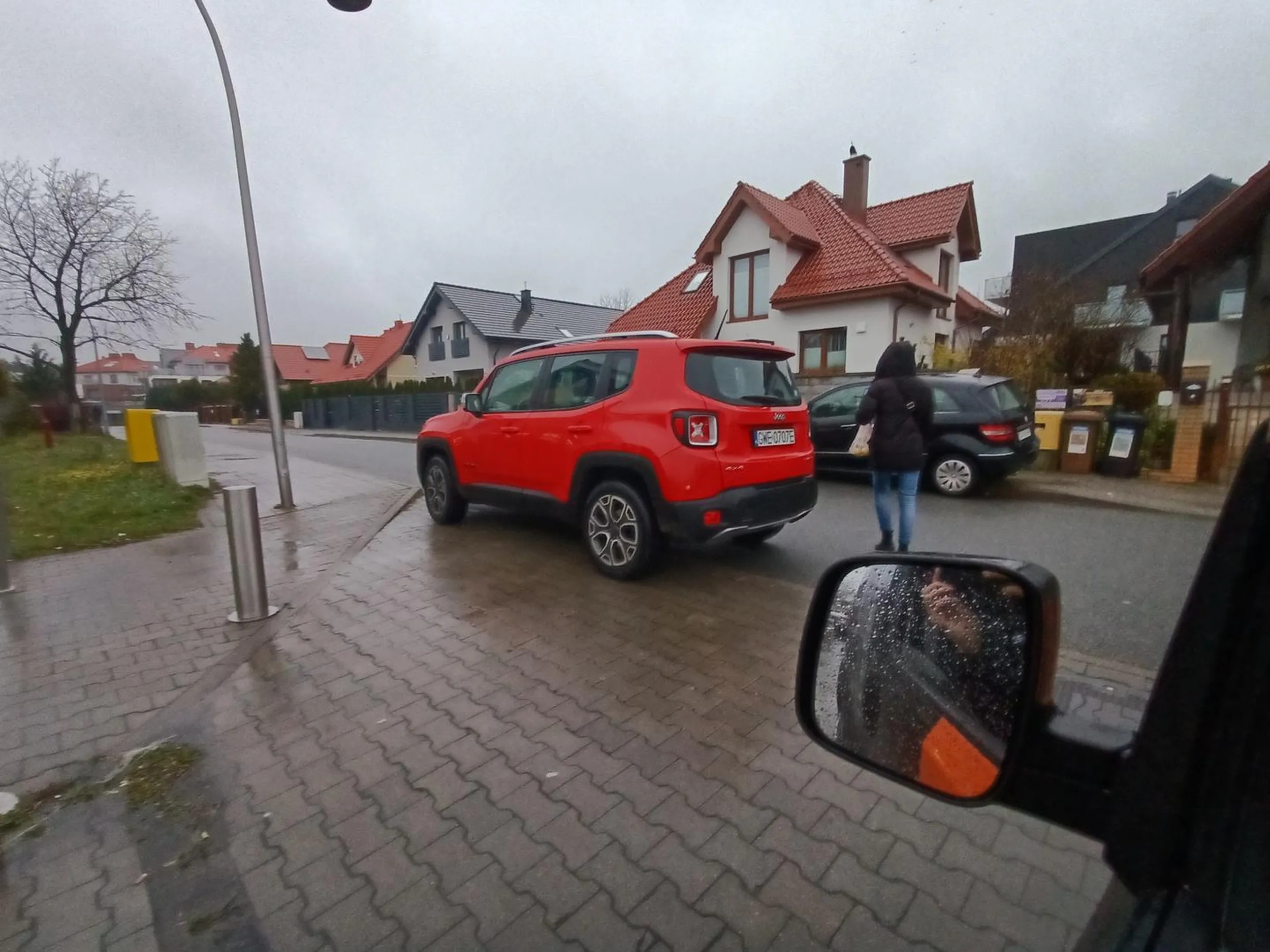 O, widzę, że ten numer rejestracyjny już tutaj zagościł. Ciekawi mnie tok rozumowania kierowcy który staje na wjeździe na parking do Biedronki Chwarzno, na którym notabene jest masa wolnych miejsc. Najważniejsze "JA",  resztę mam gdzieś.