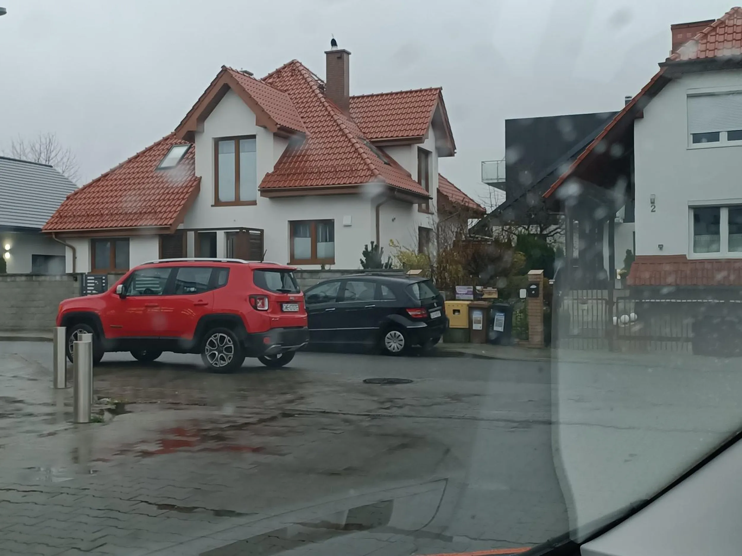 O, widzę, że ten numer rejestracyjny już tutaj zagościł. Ciekawi mnie tok rozumowania kierowcy który staje na wjeździe na parking do Biedronki Chwarzno, na którym notabene jest masa wolnych miejsc. Najważniejsze "JA",  resztę mam gdzieś.