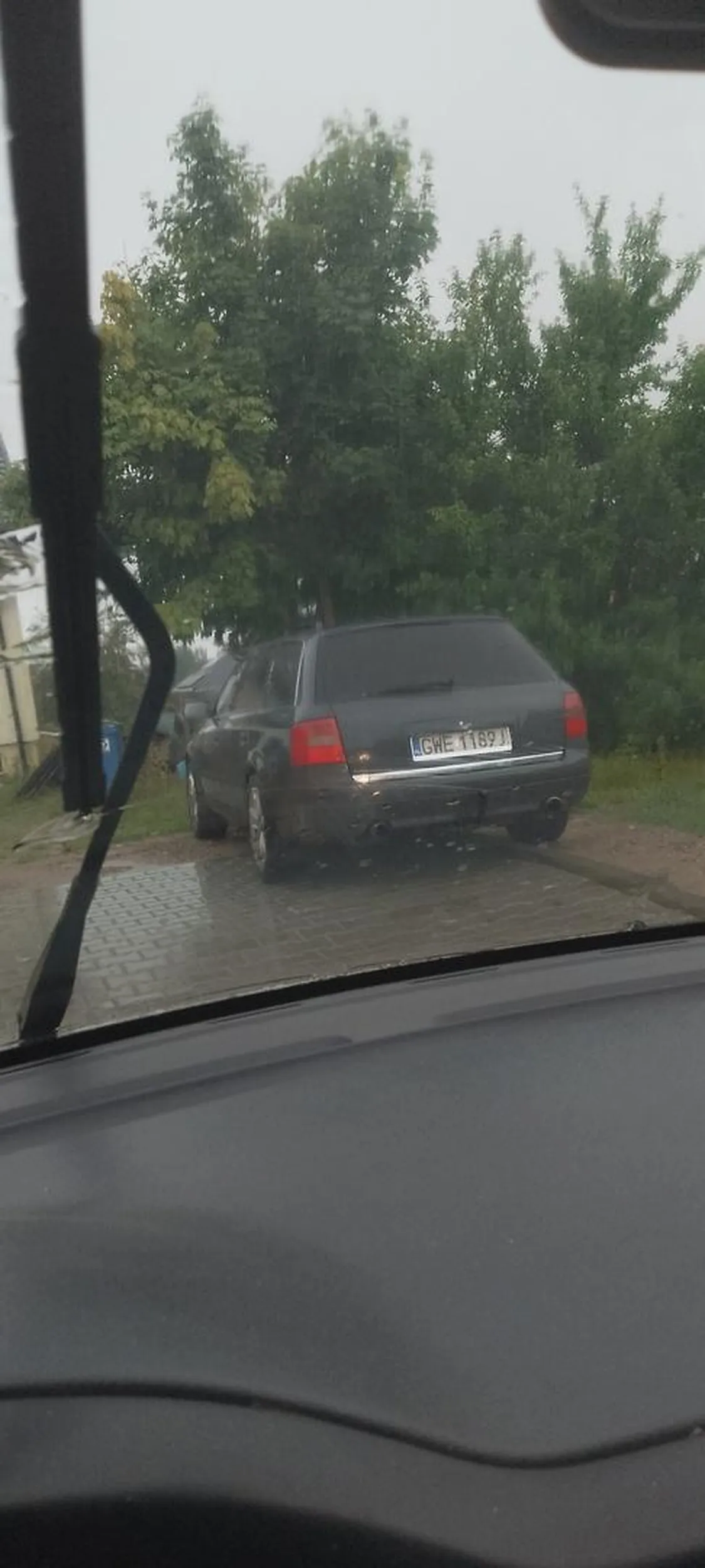 Typ jeździ często na podwójnym gazie, jak nie chleje to próbuje wymusić odszkodowanie za najechanie, do tego złodziej, uwaga na te audi