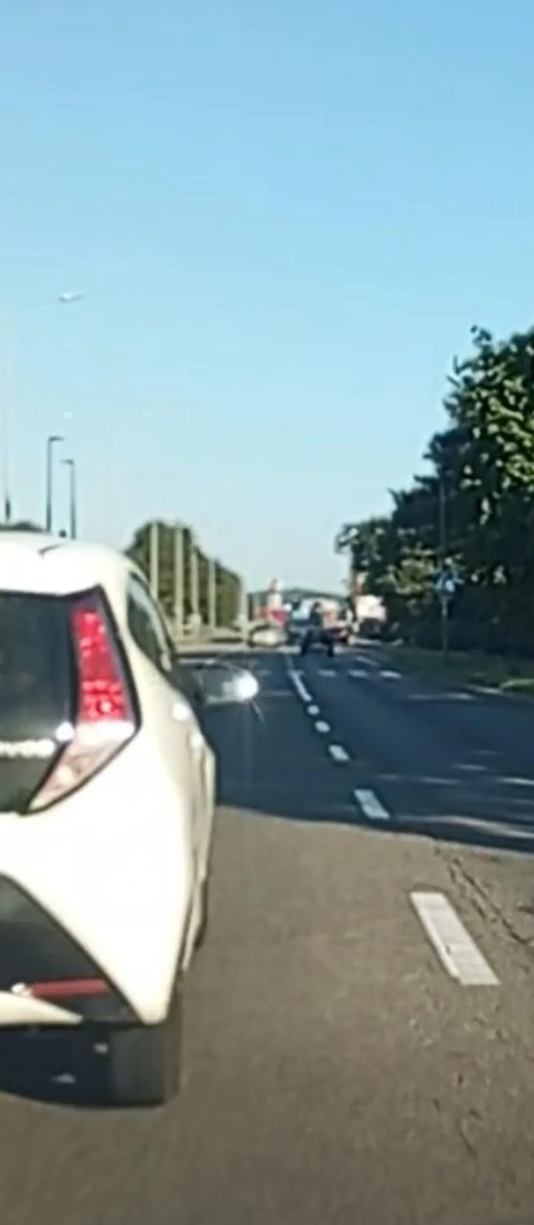 Starsza pani blokuje lewy pas wszyscy ja biorą prawym pasem