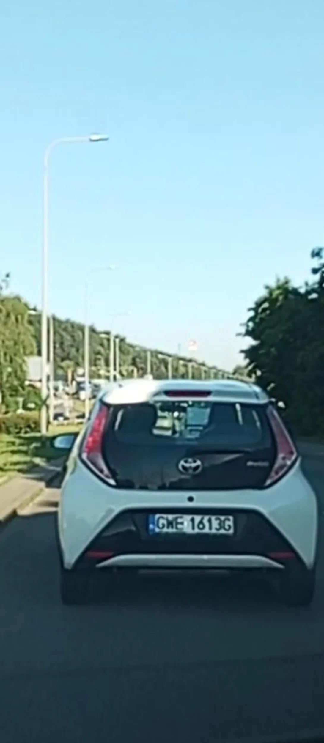 Starsza pani blokuje lewy pas wszyscy ja biorą prawym pasem