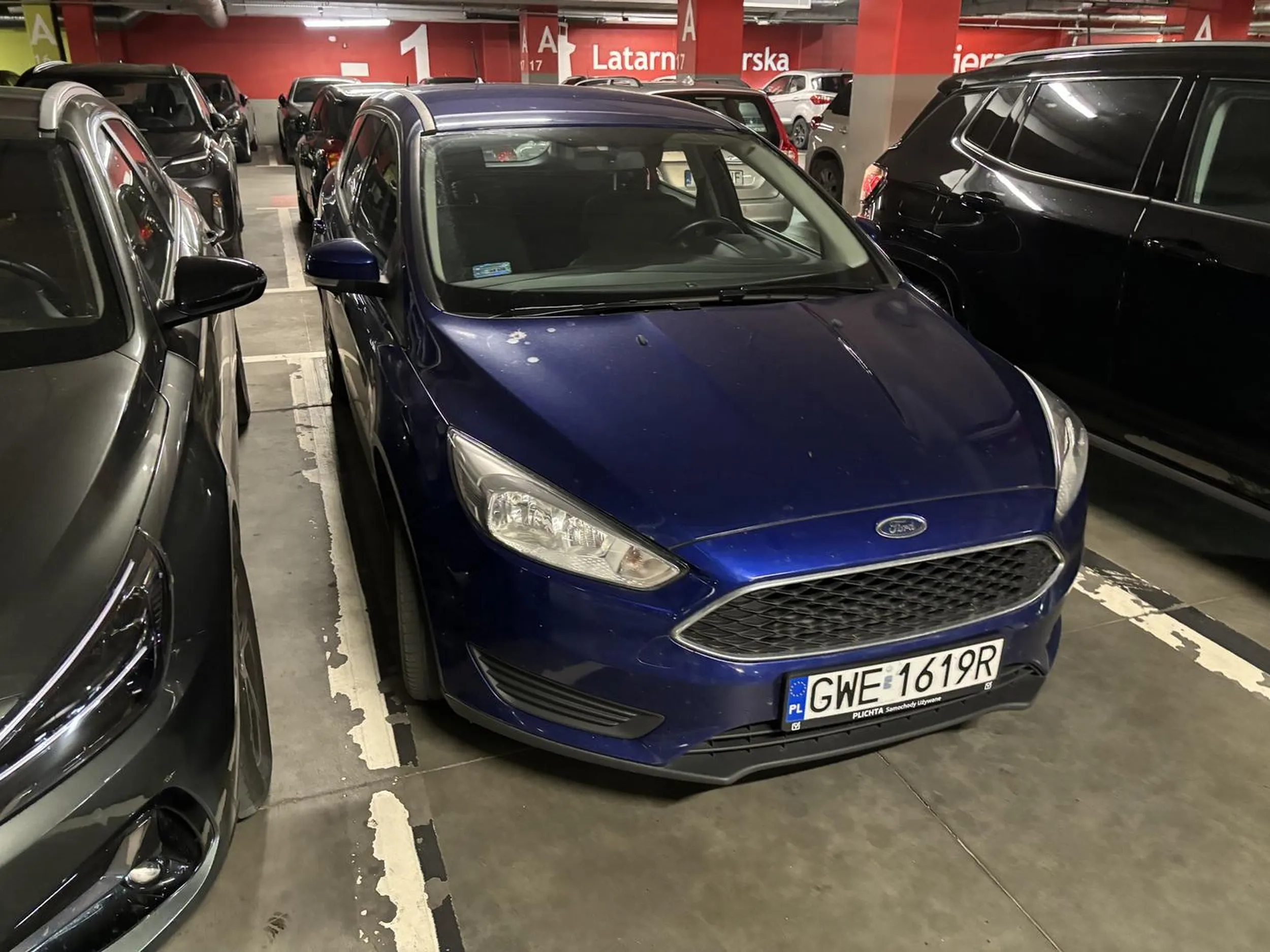 Parkuje jak największa pi**a. Po otwarciu drzwi mogłem tylko wsadzić rękę do auta. Tragedia.