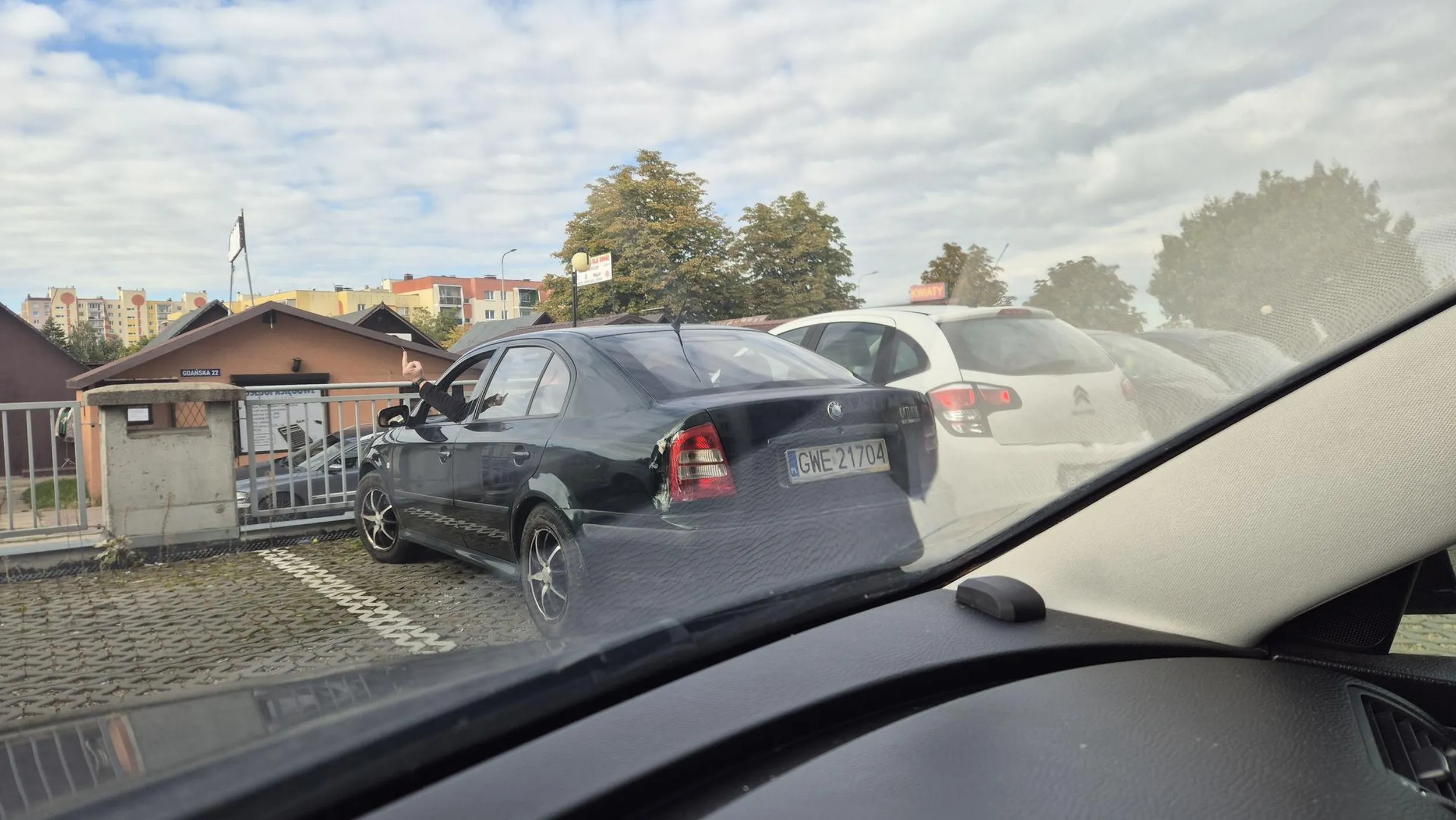Facet blokuje inne auta, po prośbie od kobiety z dzieckiem czy mógłby się przesunąć aby zamontować fotelik, zaczyna wyzywać, potem pluć i nawalać w auto, jest agresywny wobec wszystkich zwracających mu uwagę, do tego grozi pobiciem....wejherowo
