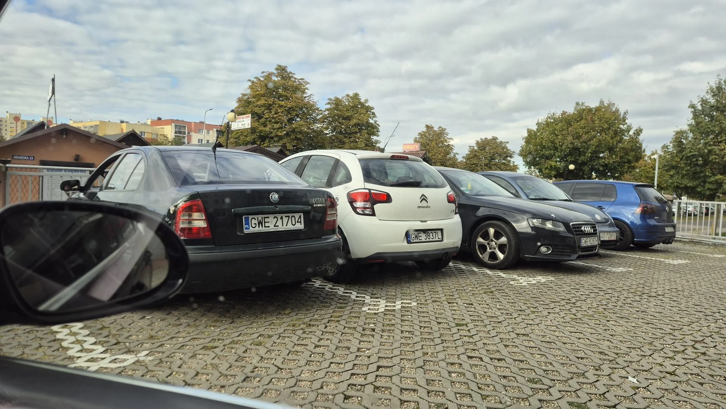 Facet blokuje inne auta, po prośbie od kobiety z dzieckiem czy mógłby się przesunąć aby zamontować fotelik, zaczyna wyzywać, potem pluć i nawalać w auto, jest agresywny wobec wszystkich zwracających mu uwagę, do tego grozi pobiciem....wejherowo