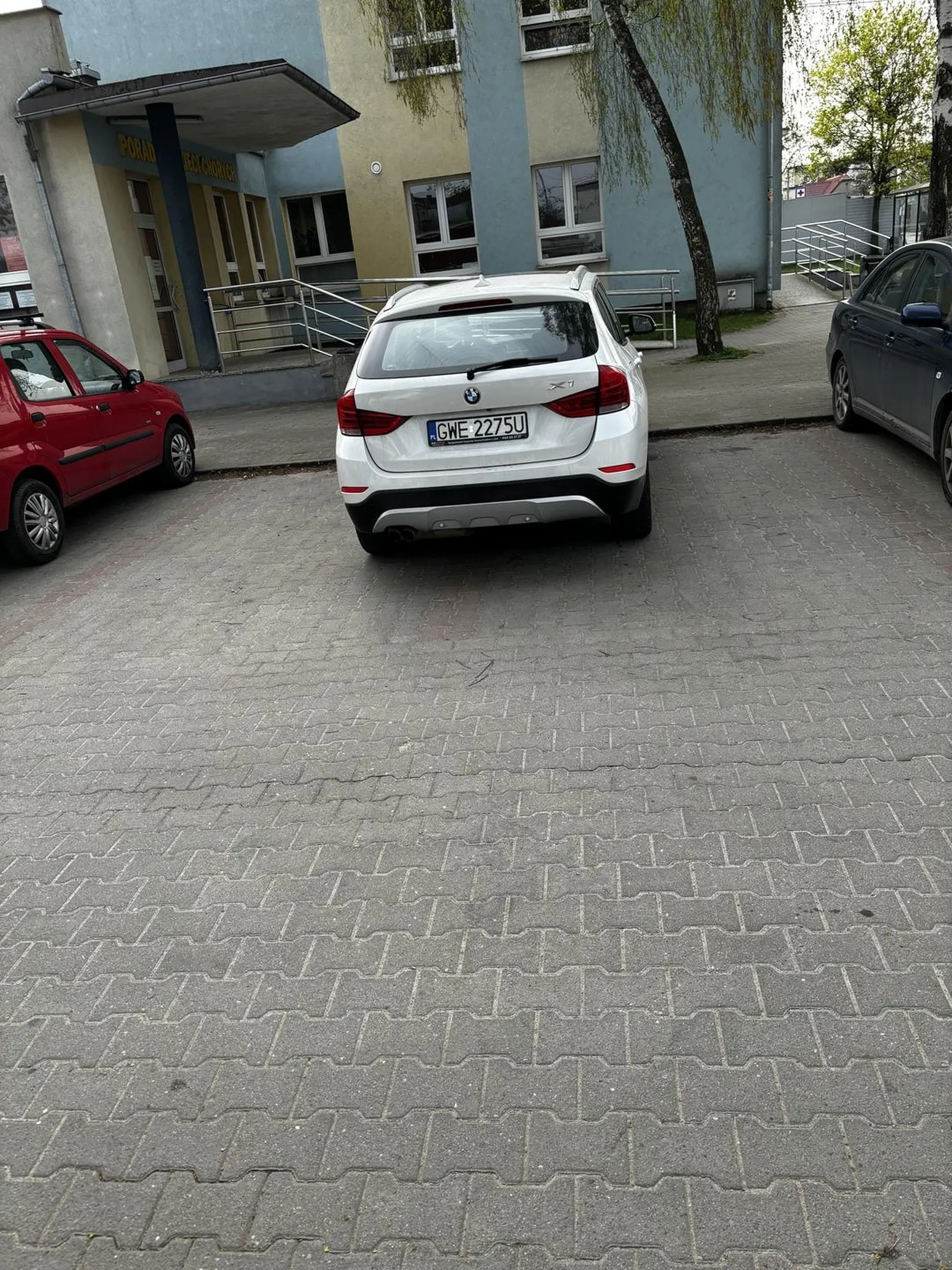 Typowy kierowca BMW myślący tylko o sobie parkuje na dwóch miejscach  w dodatku chamski i arogancki