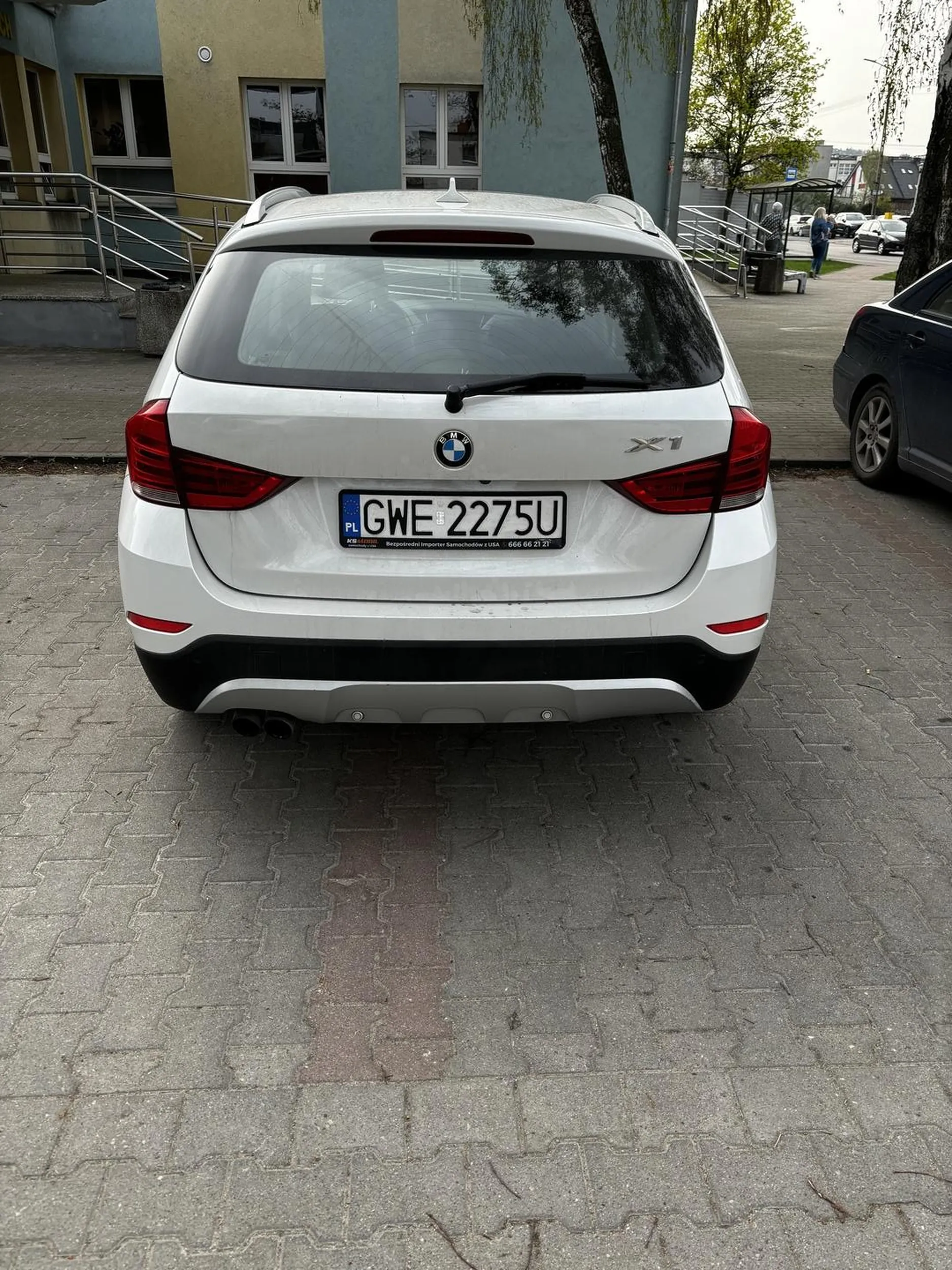 Typowy kierowca BMW myślący tylko o sobie parkuje na dwóch miejscach  w dodatku chamski i arogancki