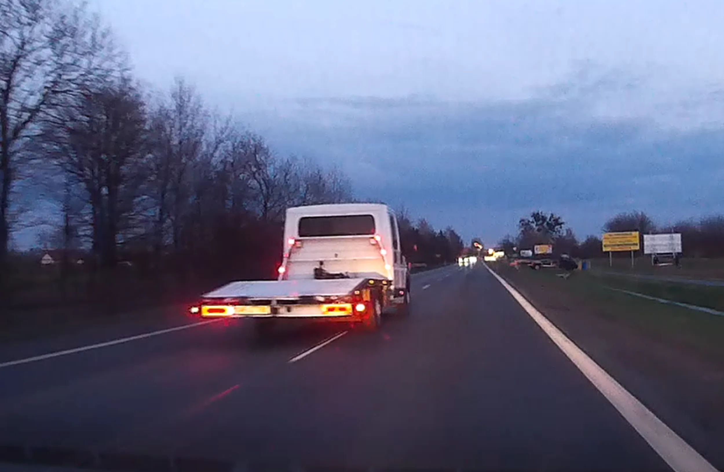 Laweciarz glonojad. Oddaj prawo jazdy palancie bo nie potrafisz jeździć ani kultularnie ani przepisowo. Nie pozdrawiam.