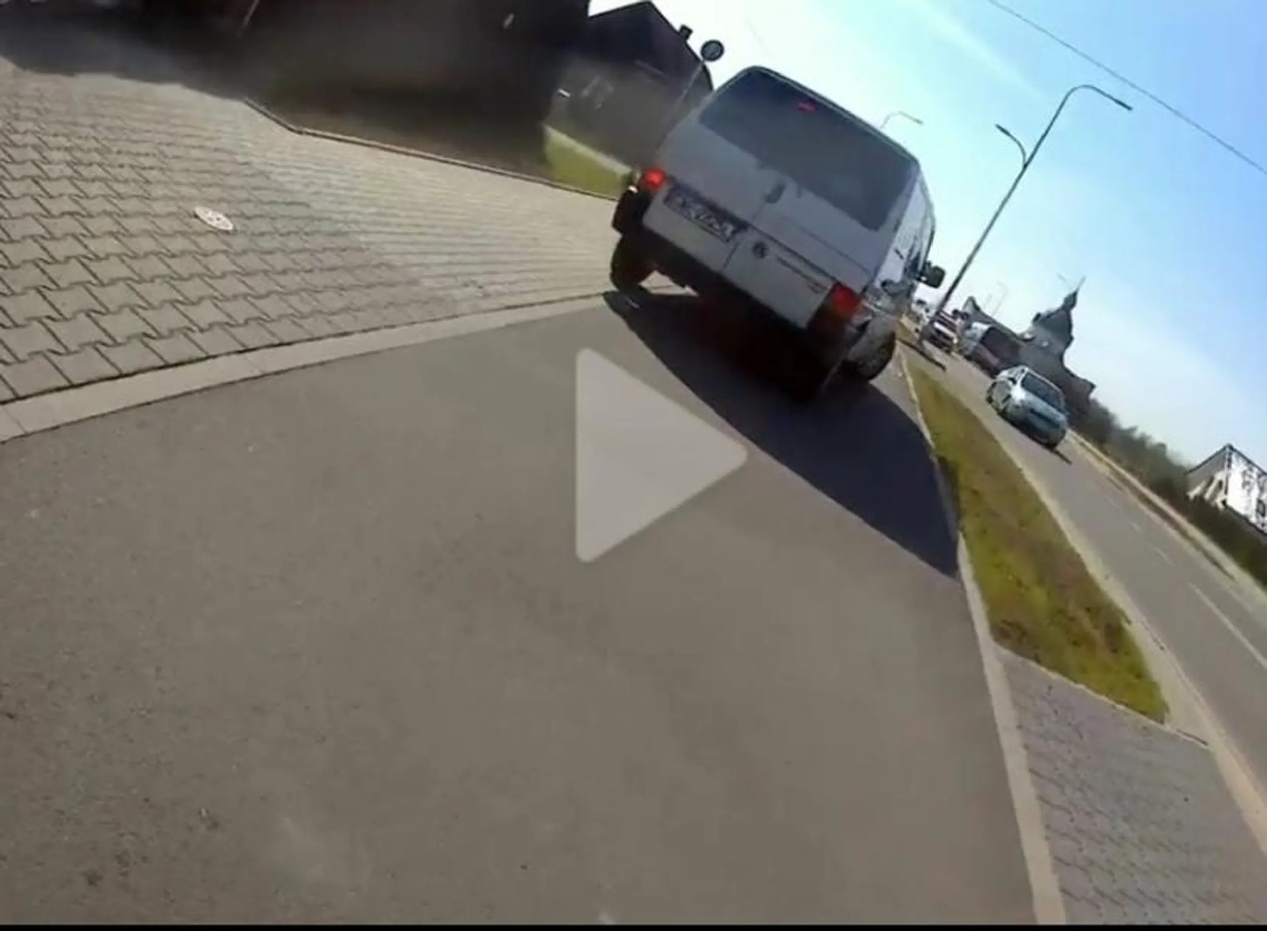 Koleś nie używa lusterek, i cofa całą szerokością drogi.