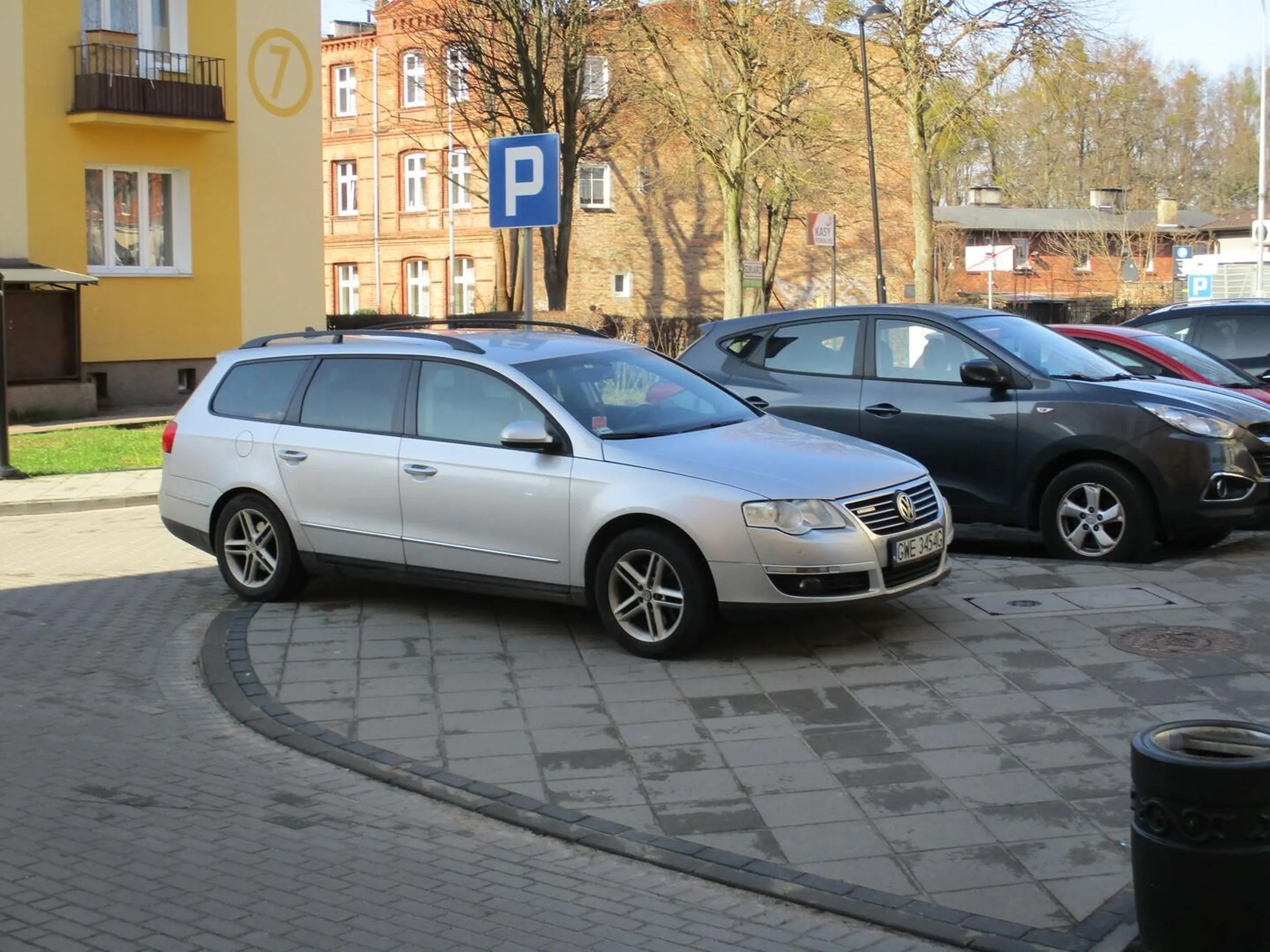 Człowiek wyjedzie z wiochy ale wiocha z człowieka nigdy. Niektórzy jakby mogli to wjechali by na klatke schodową.