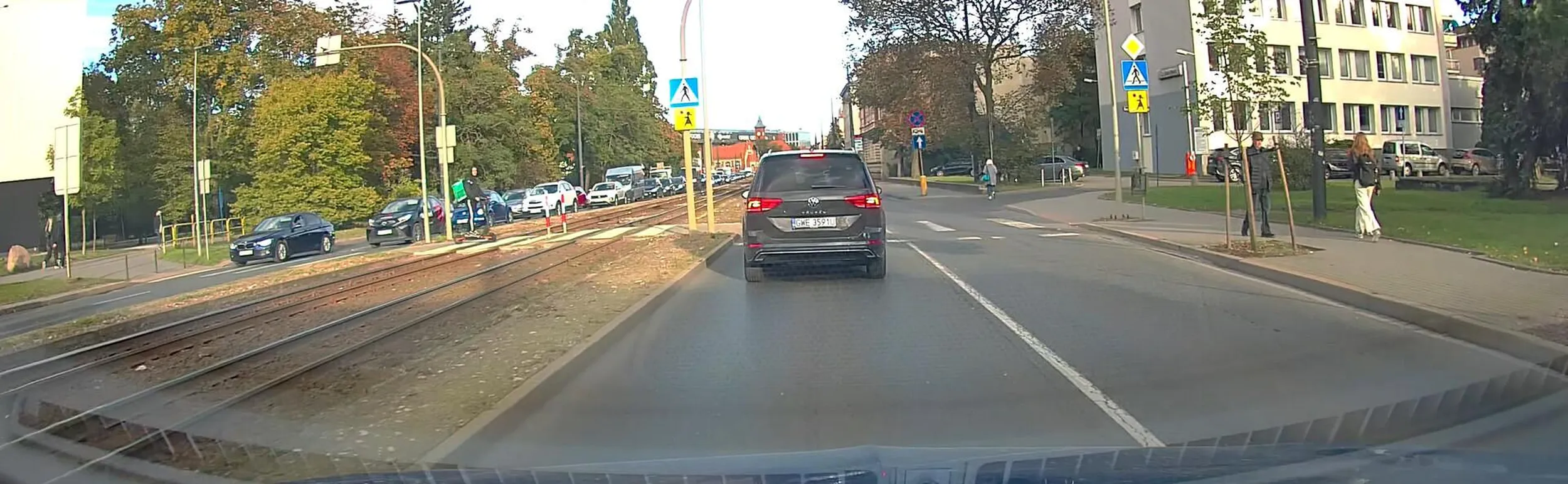 Albo ma zwidy albo jest niesamowicie przewrażliwiony i profilaktycznie zatrzymuje się przed każdym przejściem przepuszczając wszystkich potencjalnych pieszych w promieniu 50 metrów.