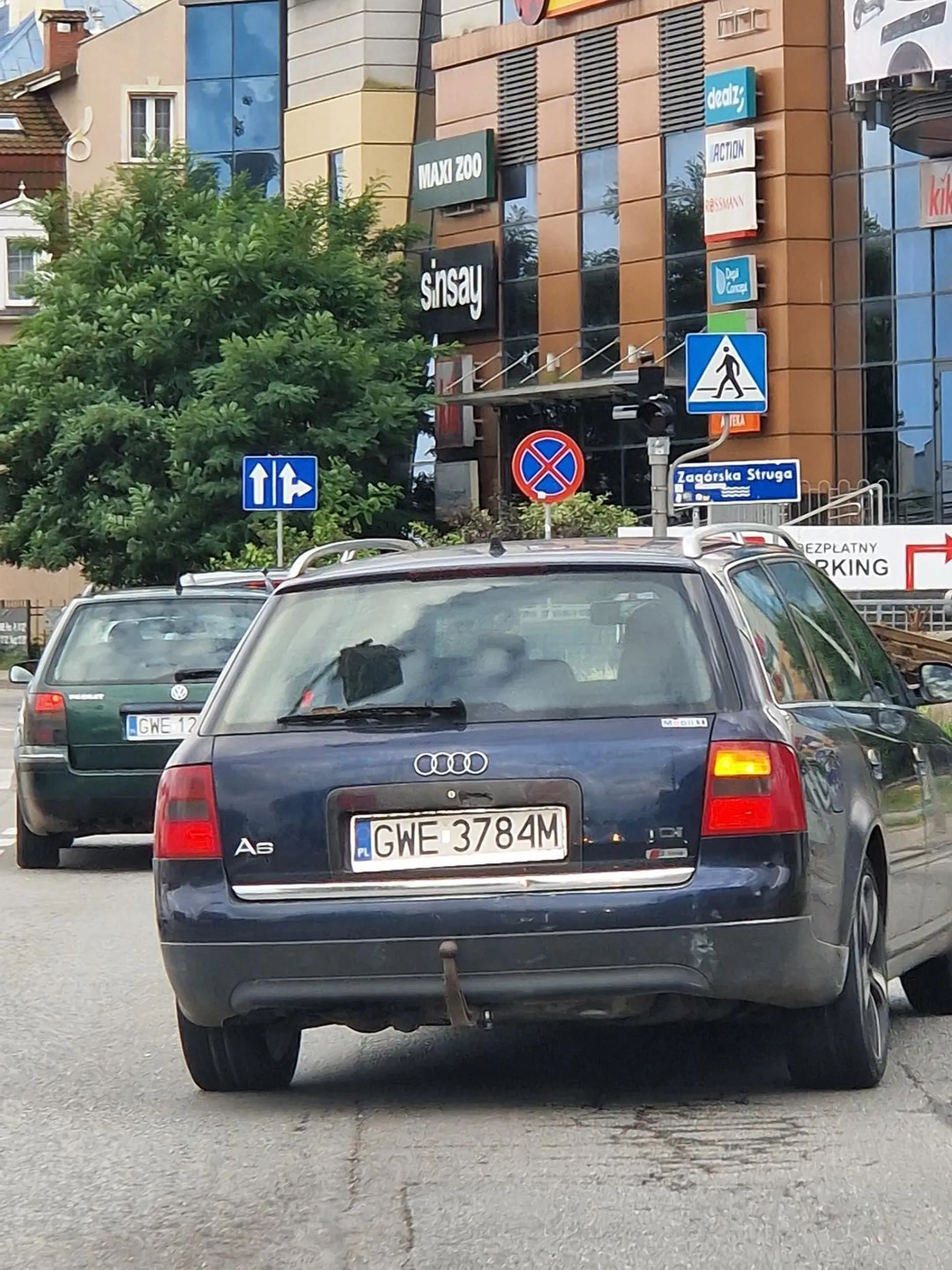 Niebezpieczna wariatka za kierownicą!!!!! Wymusza , wpycha się z impetem  na pas nie mając miejsca. Cudem nie doszło do kolizji.