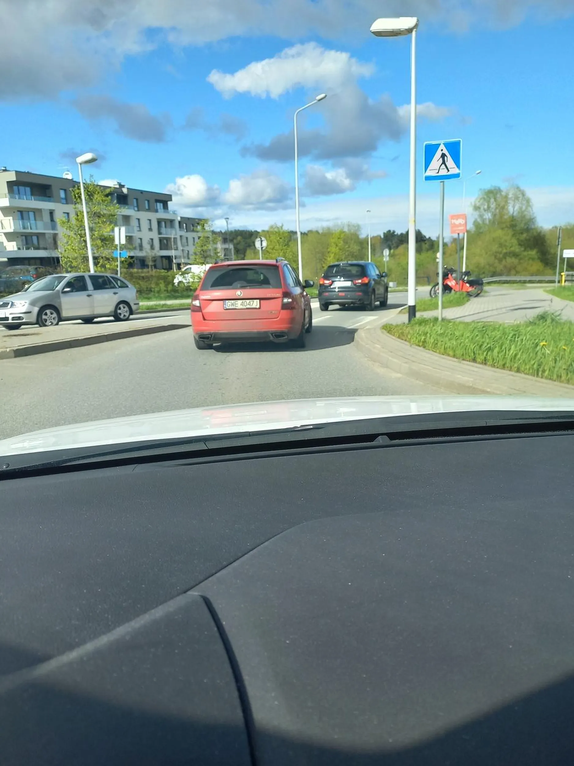 obsraniec co najpierw się pruje a potem wysiąść z auta nie ma odwagi