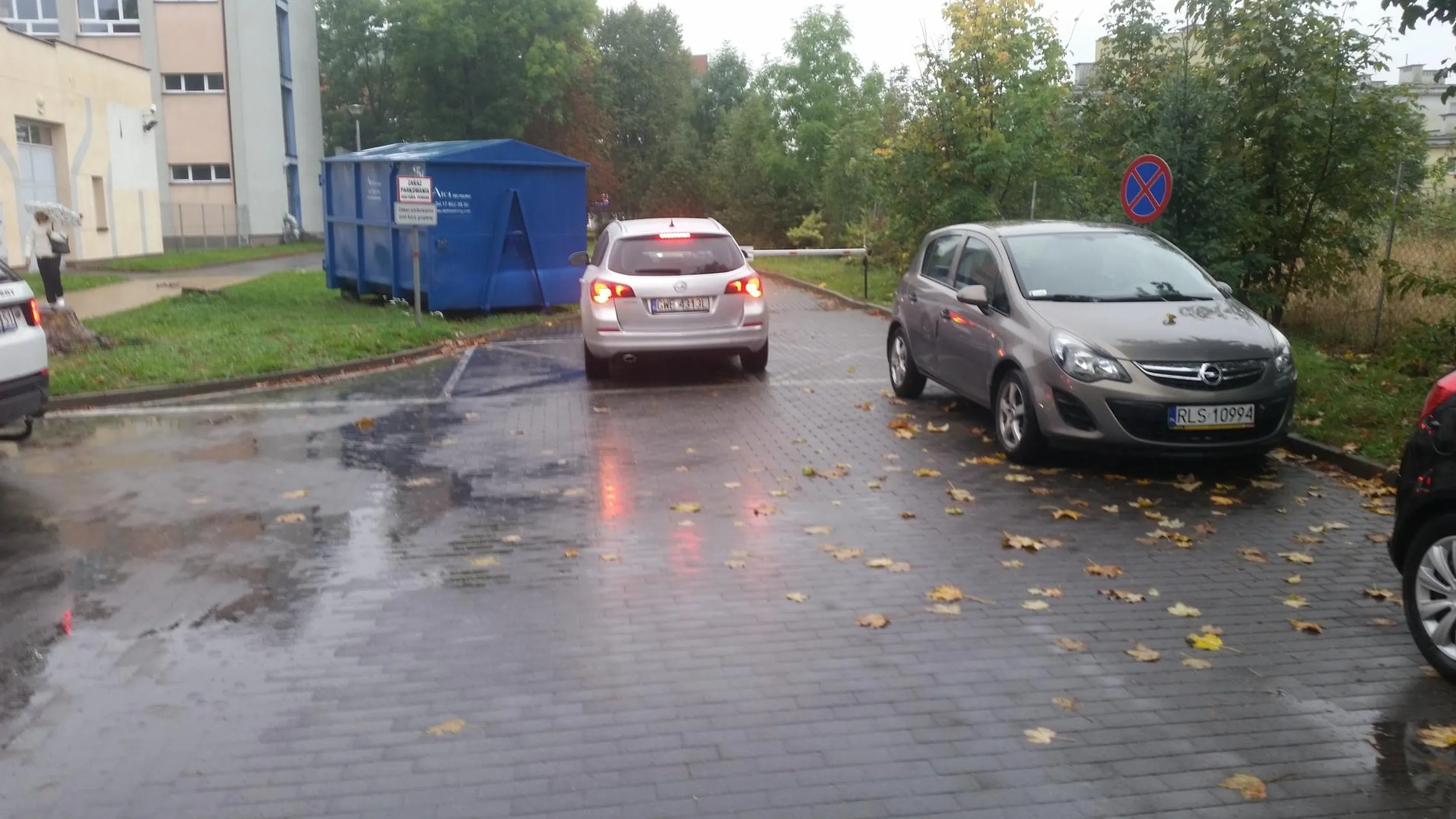 Kierowca obił lusterko i bez refleksyjnie sobie odjechał. nie chciał rozmawiać