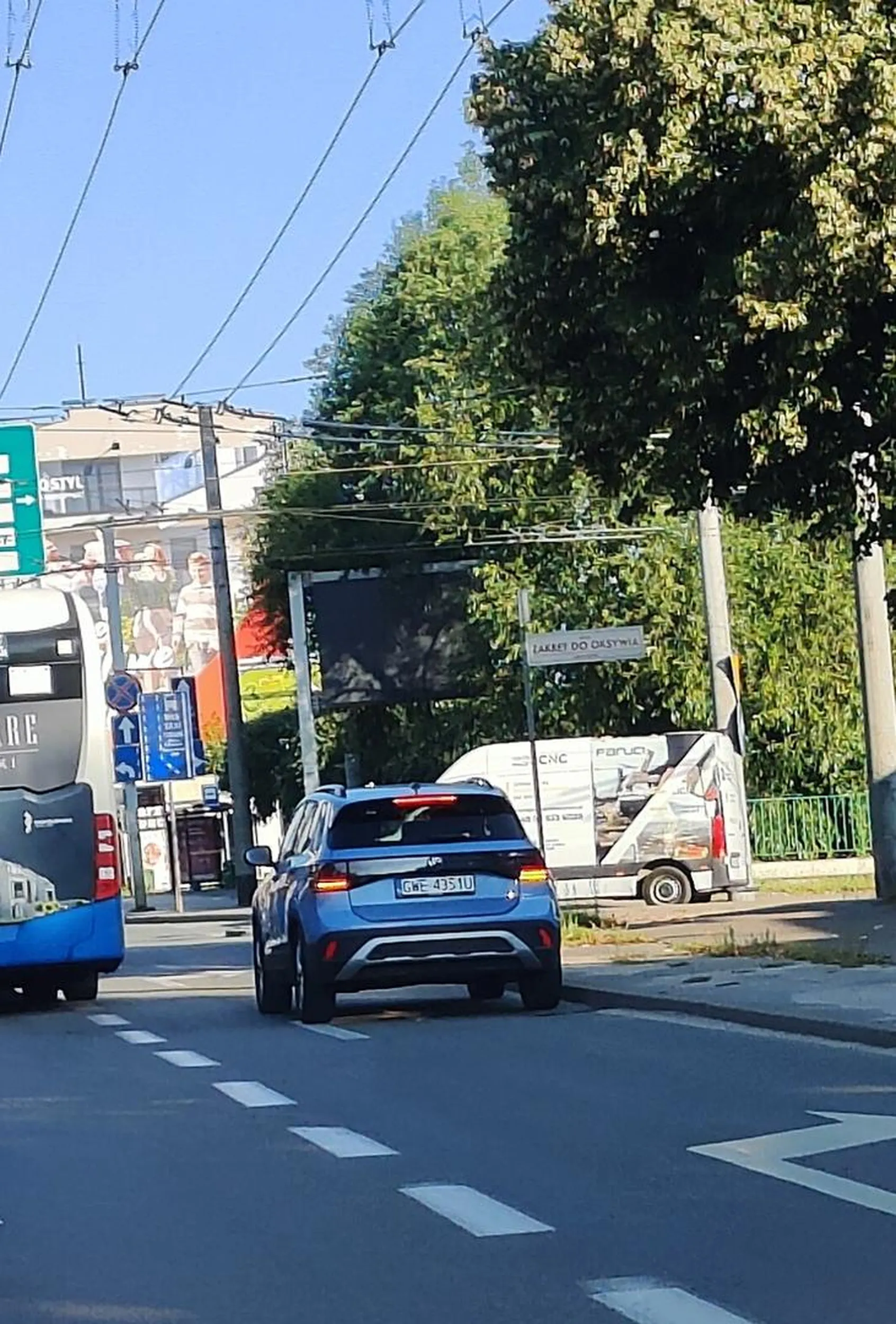 Siedzi na zderzaku, wyprzedza na centymetry bez kierunkowskazu. Na Morskiej leci luźno 90km/h bo wielmoznemu kierowcy się bardzo spieszy.