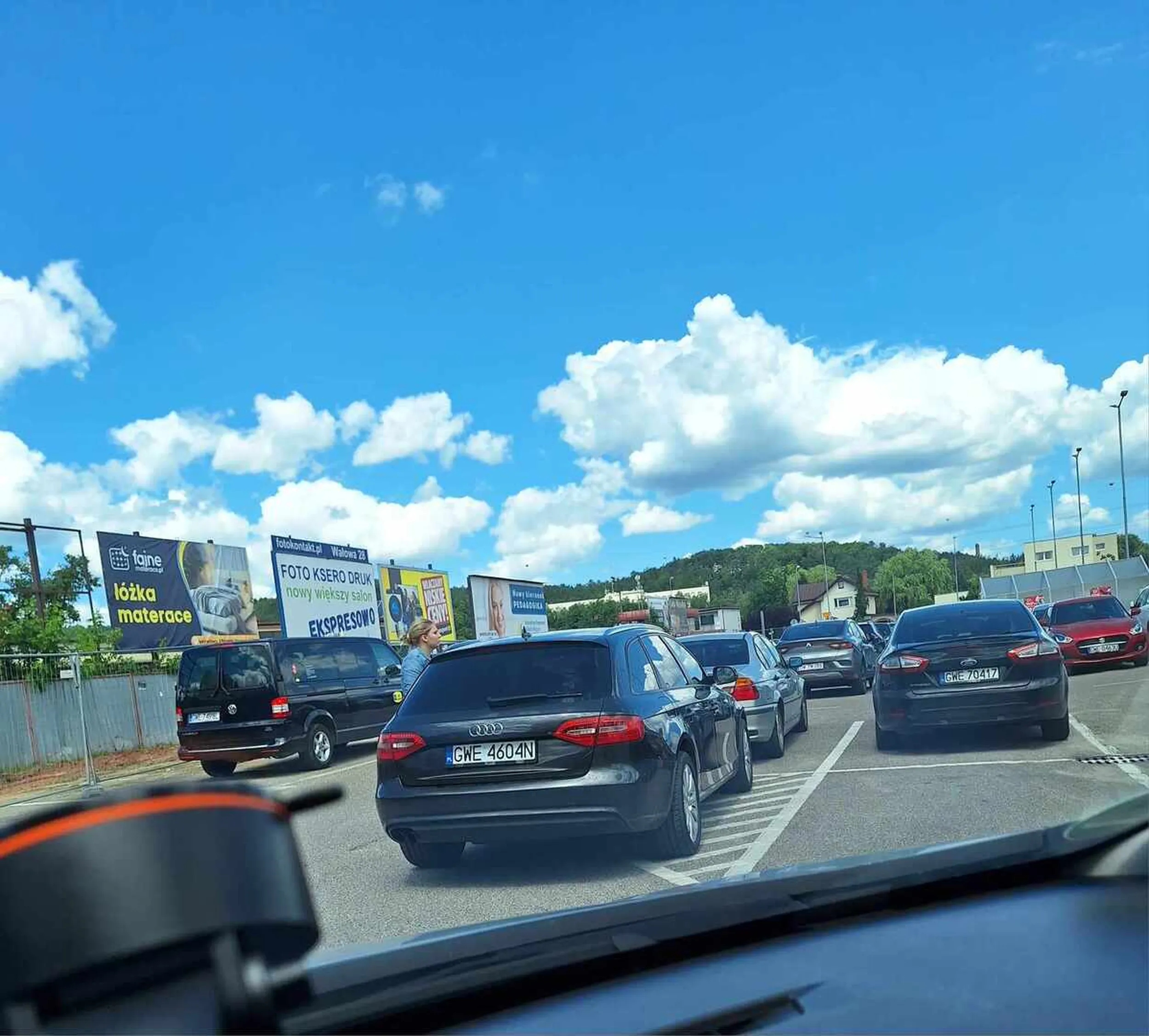 Wielka Pani może stawać gdzie chce, bo tylko na chwilę. Ciężko jechać 5 metrów dalej żeby zaparkować na pustym miejscu przeznaczonym do parkowania.