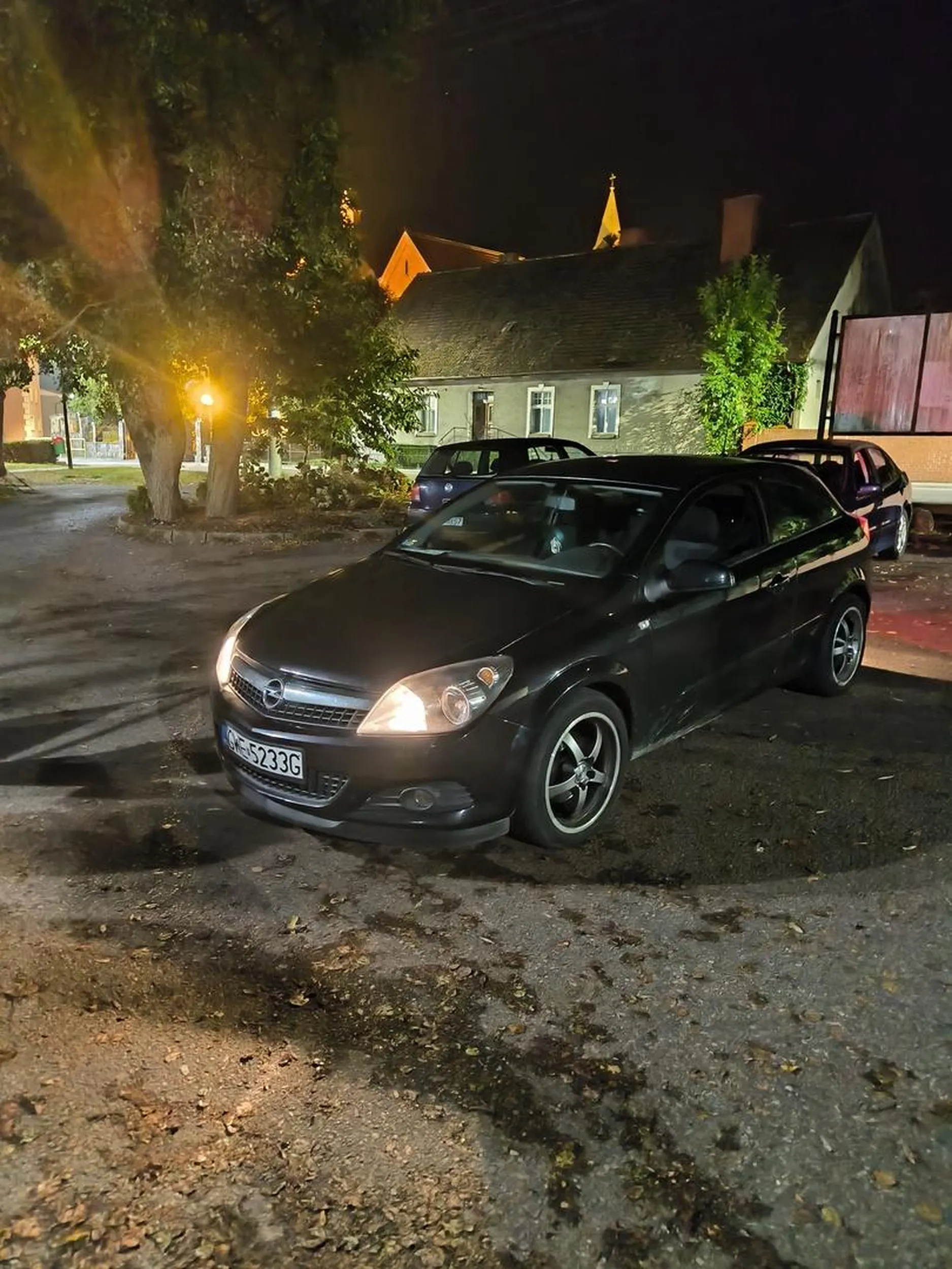 Fanatyk astry nie potrafi zaciągnąć ręcznego oraz zostawia auto na postojówkach. W środku 40 stopni i pies w środku, musiałem rozbić szybę (Wypuściłem psa, zgasiłem światła i zaciągnąłem ręczny.) Jestem prawilny, dlatego zgłosiłem sprawę na policję.
