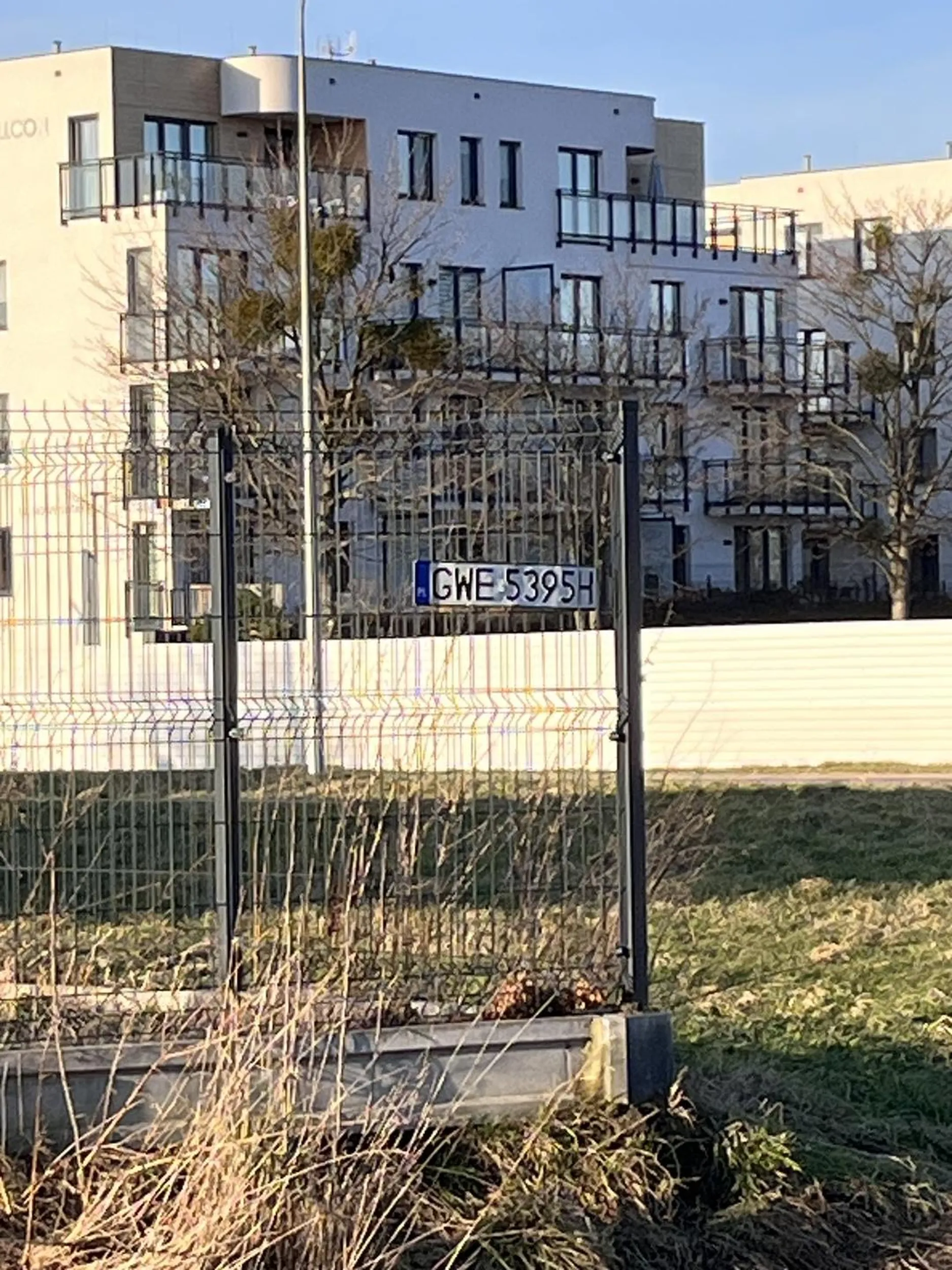 Twoja tablica wisi na płocie w Pucku na skrzyżowaniu Wybickiego z nowy świat