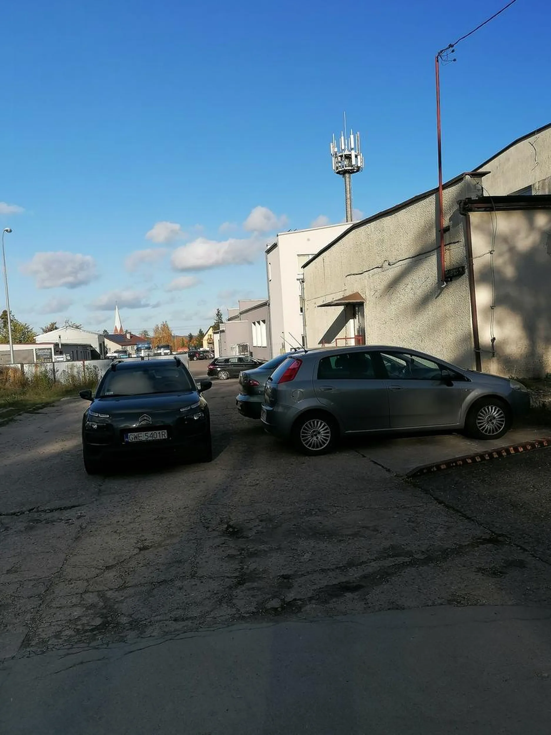 Właścicielowi kaktusa nie spodobało się to, że jego ulubione miejsce zostało zajęte więc jedynym prawidłowym zachowaniem jest zastawienie mnie i koleżanki w taki sposób, że tir i śmieciarka musiały robić manewry wokół jego auta, ponieważ stoi na środku wjazdu :)