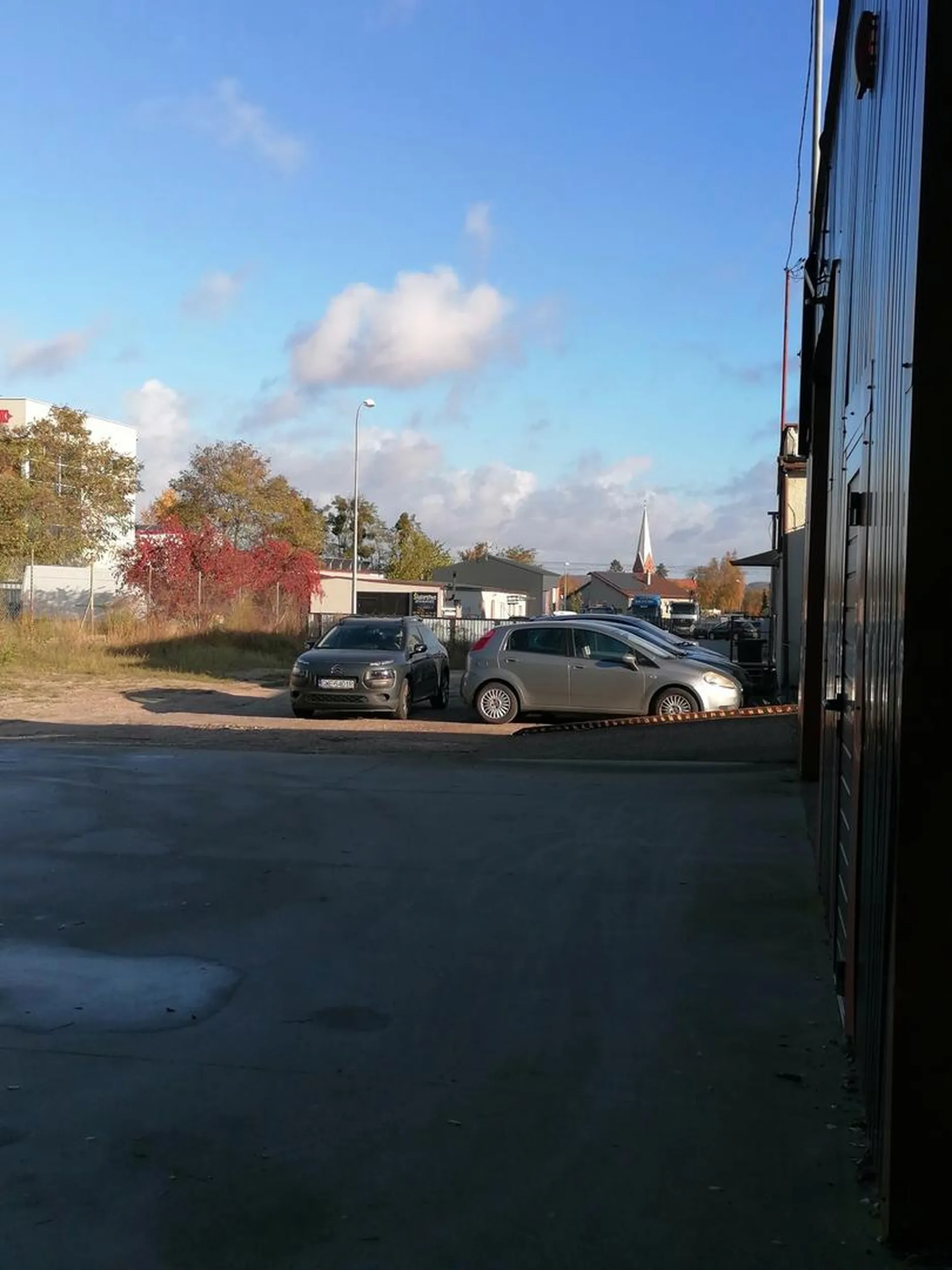 Właścicielowi kaktusa nie spodobało się to, że jego ulubione miejsce zostało zajęte więc jedynym prawidłowym zachowaniem jest zastawienie mnie i koleżanki w taki sposób, że tir i śmieciarka musiały robić manewry wokół jego auta, ponieważ stoi na środku wjazdu :)