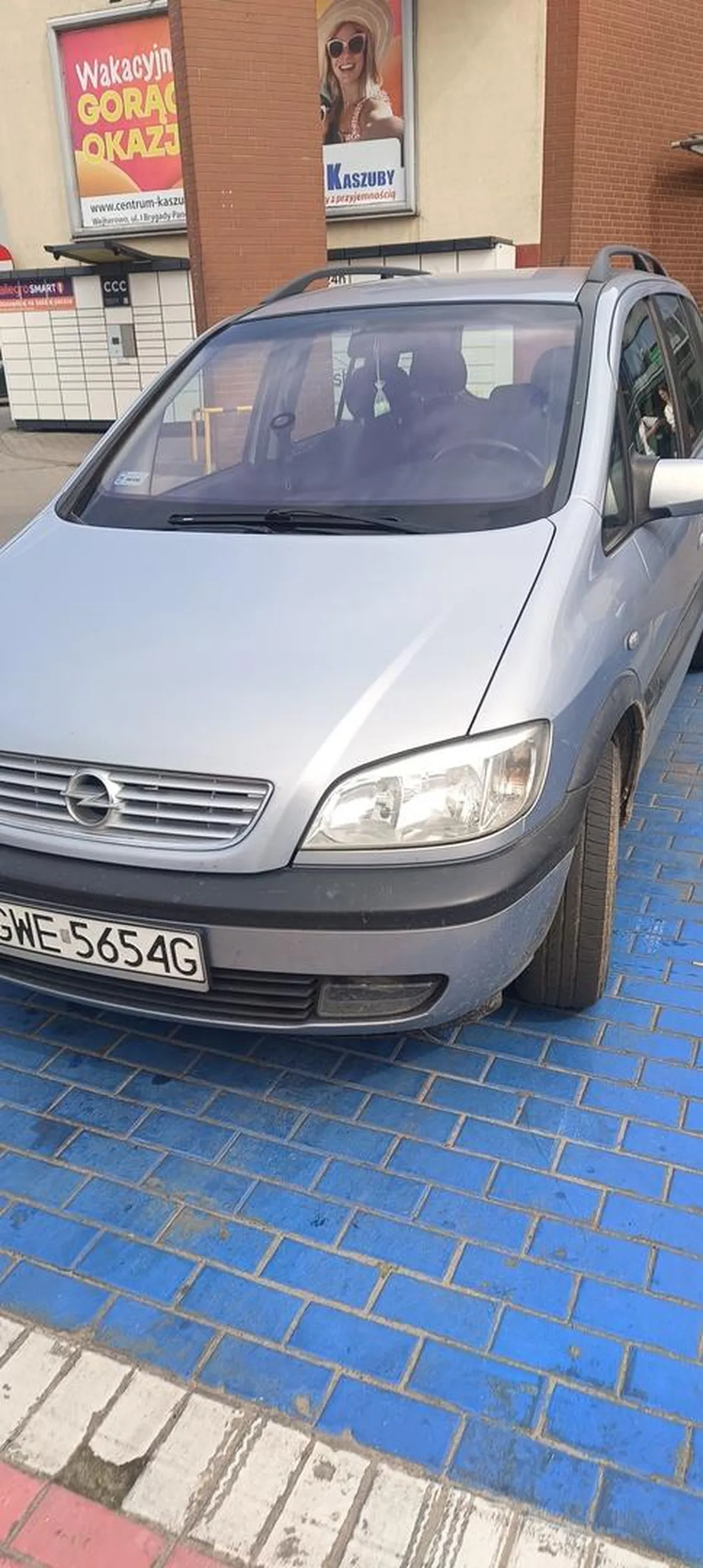 Kierownica parkuje na miejscu dla inwalidów oraz jeździ nie ostrożnie i hamuje bez powodu auto żeby ktoś mu wjechał