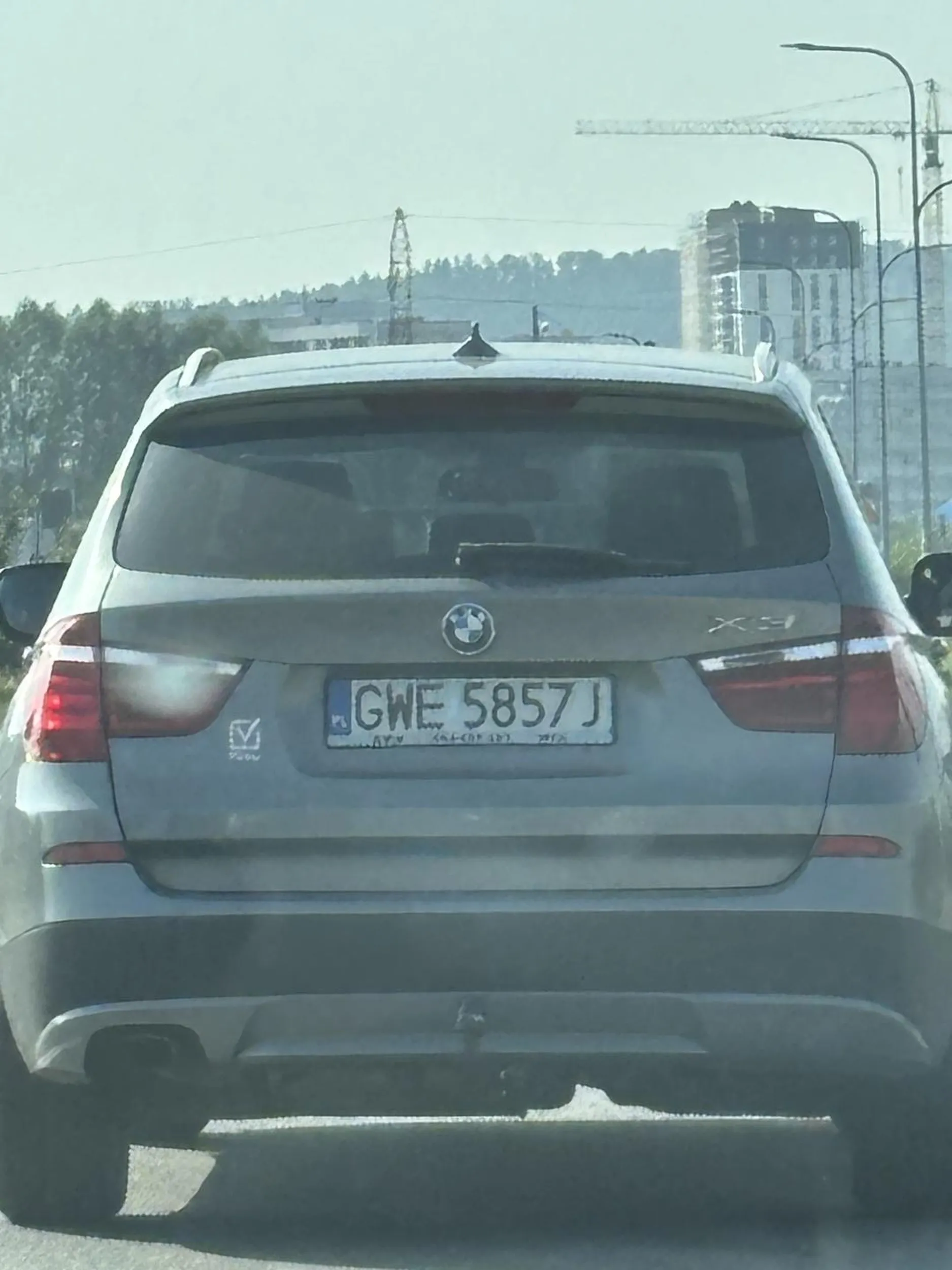 Kobieta nie potrafi jeździć, wpierdala się przed maskę na rondzie. Kursik potrzebny tak sugeruje po jeździe. Jak dostała opierdol to   zapierdalała , żeby uciec z 90 na godzinę lekko. Ogólnie strach jak zobaczycie tą BMW na drodze. Baba po prostu myśli że jak jest po prawej stronie to ma pierwszeństwo ?