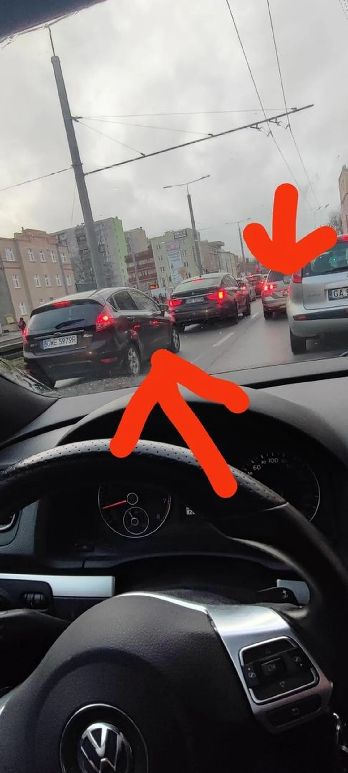 Menda ktora ma auto ktore stara sie w korku wjechac na lewy pas (naprzeciwko tej) nie pusci za cholere. Metr przestrzeni, kierowca proboje wjechac ta pod bagaznik, znowu mala przestrzen znowu dopycha sie pod bagaznik, byle nie puscic, facet ktory probowal wjechac po 10-15 metrach w koncu byl wpuszczony przez osobe z konca. Perfidnie sie centymetr pojawil ta odrazu gazu byle nie wpuscic. Chlop z minute mrygal kierunkowskazem i probowal. Mendy a nie ludzie