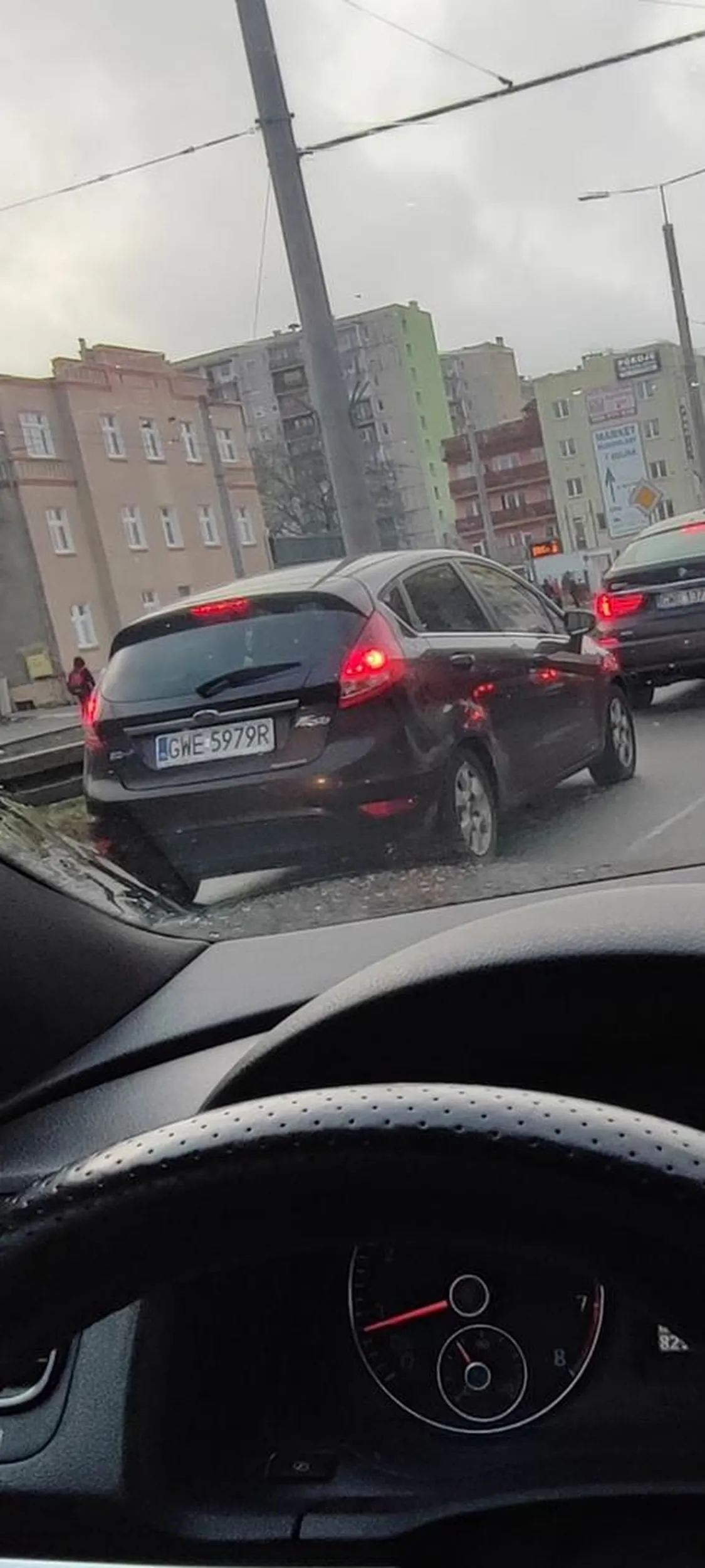 Menda ktora ma auto ktore stara sie w korku wjechac na lewy pas (naprzeciwko tej) nie pusci za cholere. Metr przestrzeni, kierowca proboje wjechac ta pod bagaznik, znowu mala przestrzen znowu dopycha sie pod bagaznik, byle nie puscic, facet ktory probowal wjechac po 10-15 metrach w koncu byl wpuszczony przez osobe z konca. Perfidnie sie centymetr pojawil ta odrazu gazu byle nie wpuscic. Chlop z minute mrygal kierunkowskazem i probowal. Mendy a nie ludzie