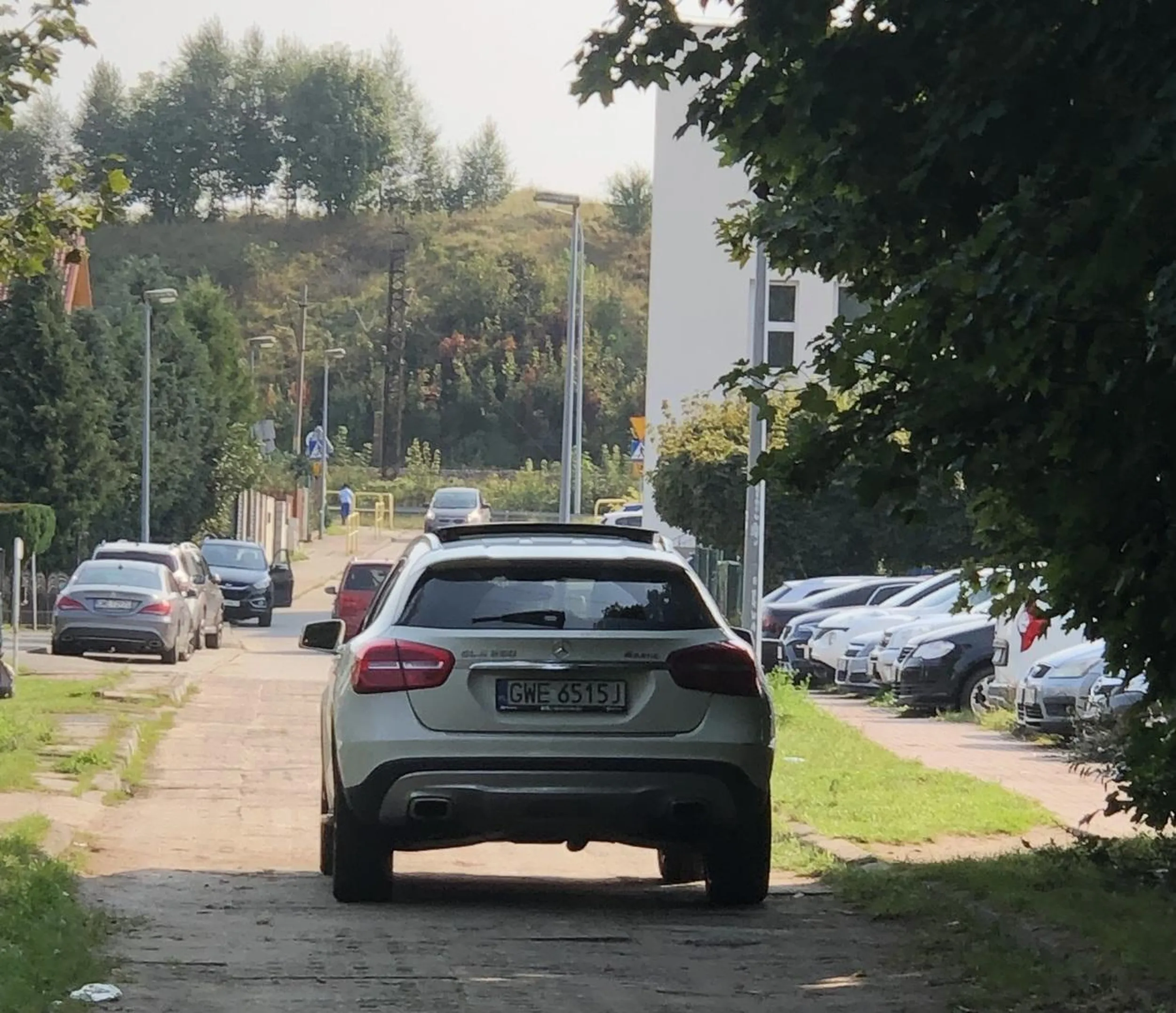 Pozwala jeździć na oko 7 letniemu dziecku po terenie zabudowanym wśród innych ludzi narażając ich na utratę życia lub zdrowia.