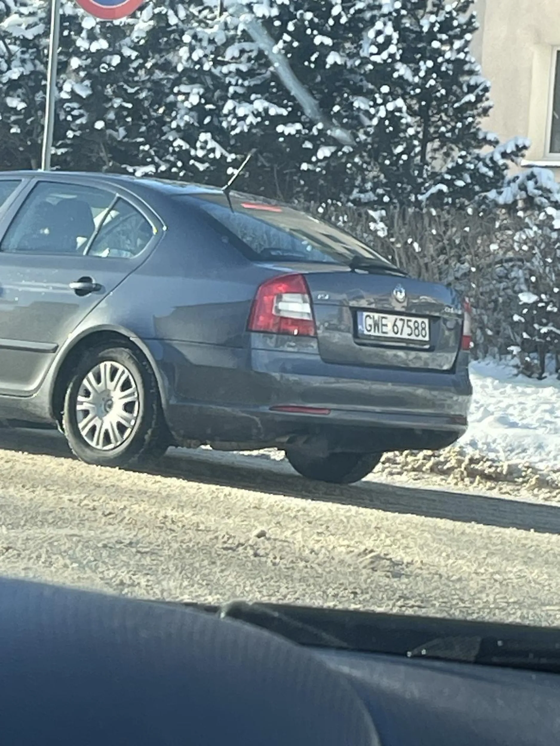 Kierowca bez kultury i szacunku. Przyspieszyl na przejsciu kiedy znajdowala sie na nim matka z dzieviiem w wozku. Wstyd!!!!!!