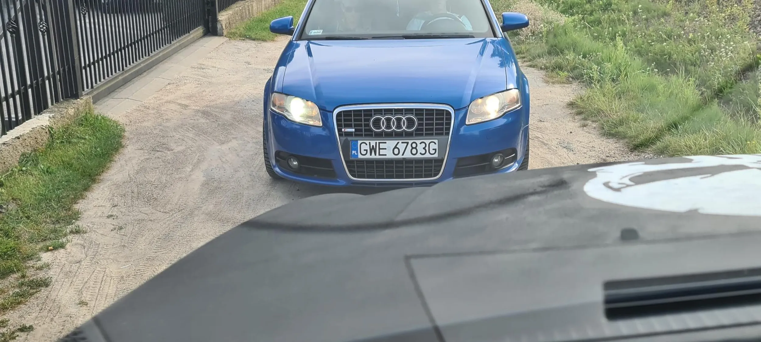 Dwa przyglupy- jeden rudy i pewnie stary rudego- blokują drogę publiczną twierdząc, za to ich teren prywatny, na odpowiedź "to sobie oznakujcie i ogrodźcie" tracą argumenty i pompują się zza kierownicy :) typowe leszcze :)