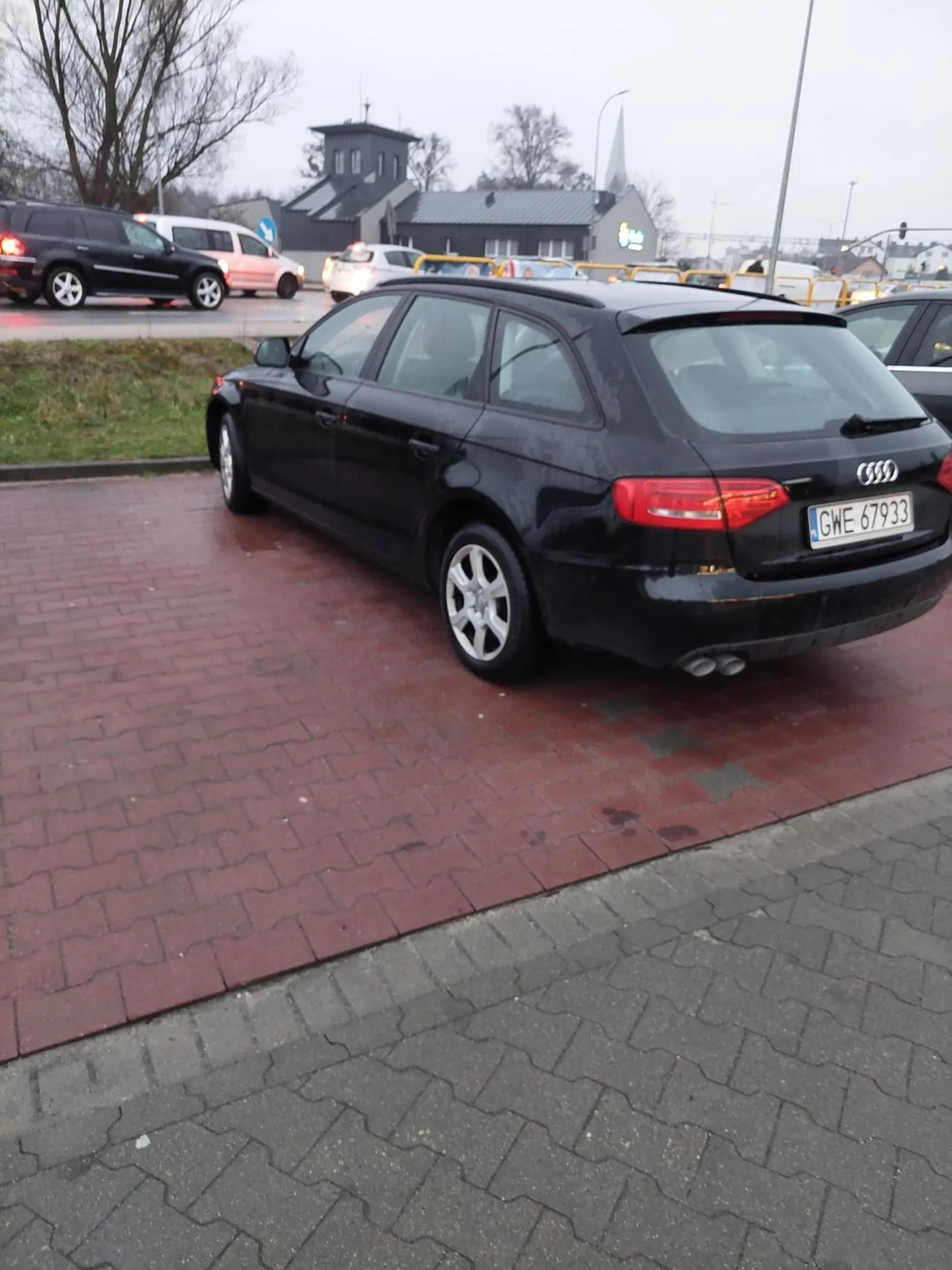 Droga Pani chyba warto cofnąć się do szkoły nauki jazdy i nauczyć się parkować w liniach. Kultury osobistej i podejścia jak ktoś grzecznie zwraca uwagę może też warto podszkolić.