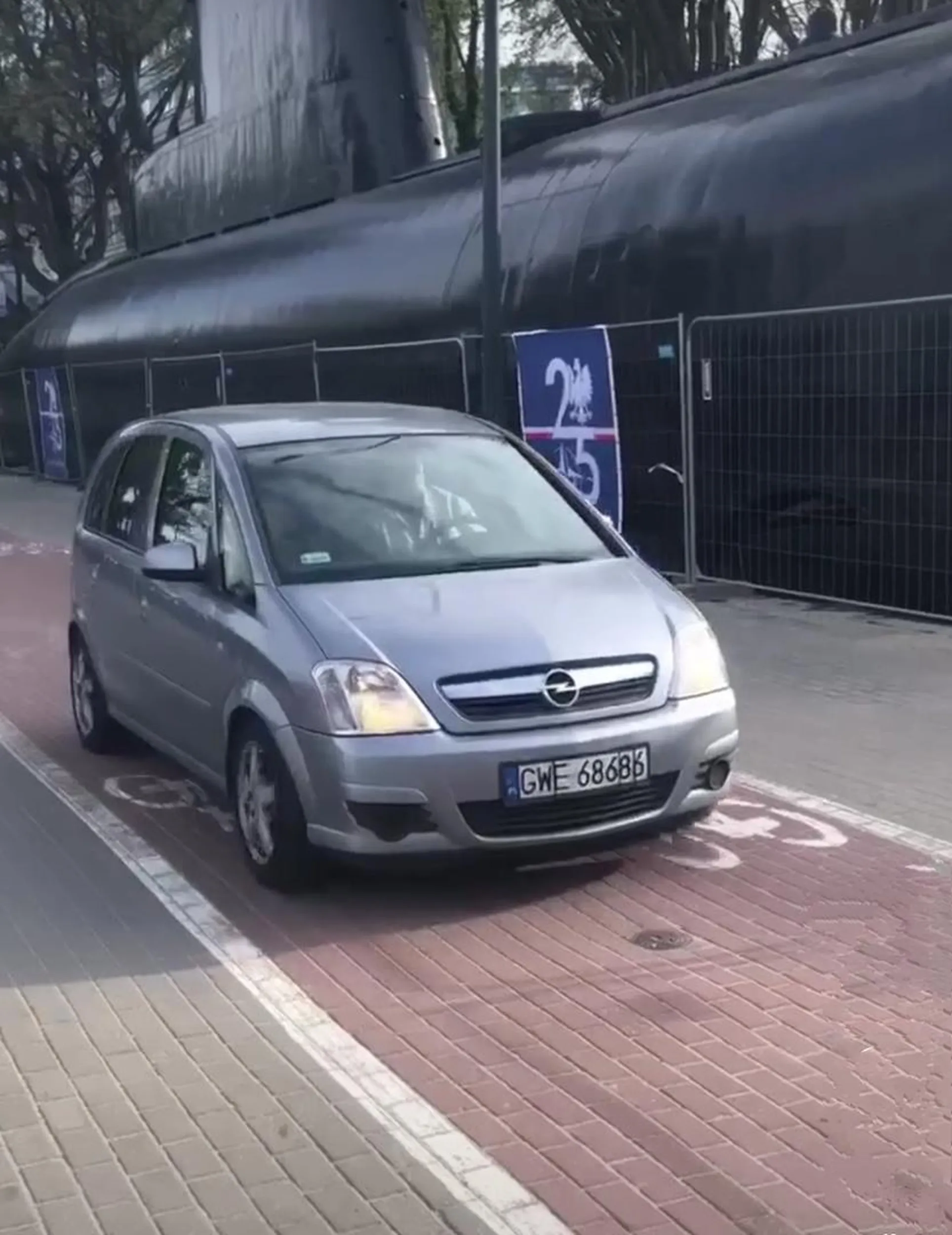 Panie gdzie tym gruzem. Kup sobie chociaż Land Rover . A tak poważnie prawo jazdy powinni ci zabrać. Zdjęcie na pamiątkę niech się rodzina i znajomi smieją
