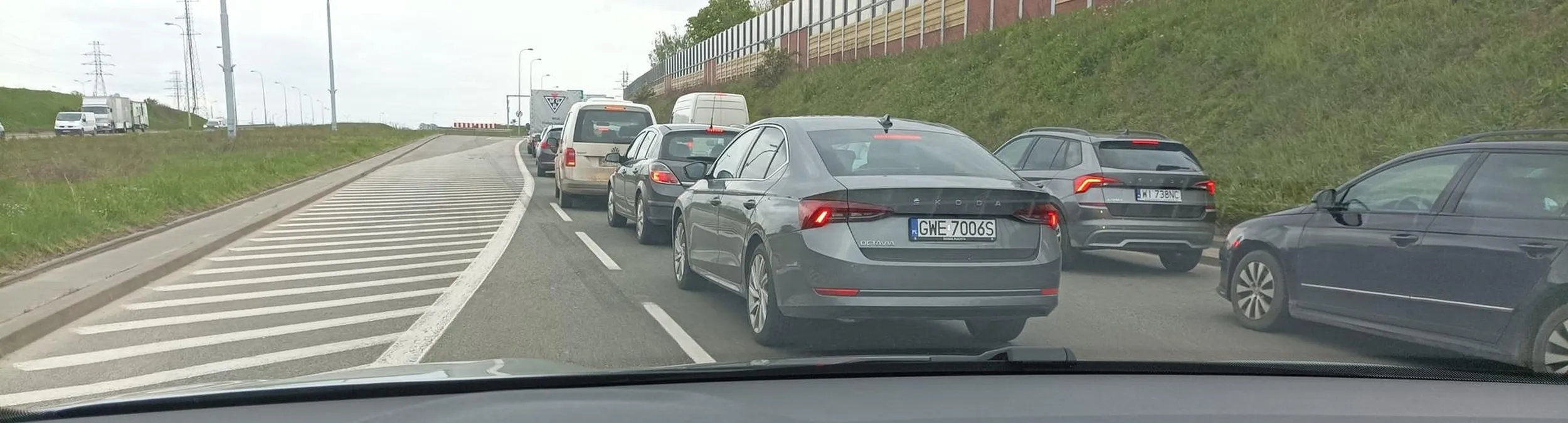 Blondynka nie ZNA PRZEPISÓW Od grudnia 2019 roku jazda na suwak to nie tylko zwykła uprzejmość, ale obowiązek dla wszystkich kierowców. Wynika on z przepisów ustawy - Prawo o ruchu drogowym. Jazdę na suwak stosuje się w przypadku kończącego się jednego lub więcej pasów ruchu w momencie dużego natężenia ruchu oraz zatorów drogowych. Według aktualnie obowiązujących przepisów, jeśli jeden z pasów jest nieprzejezdny lub kończy się, to znajdujący się na nim pojazd ma pierwszeństwo przy zmianie pasa ruchu