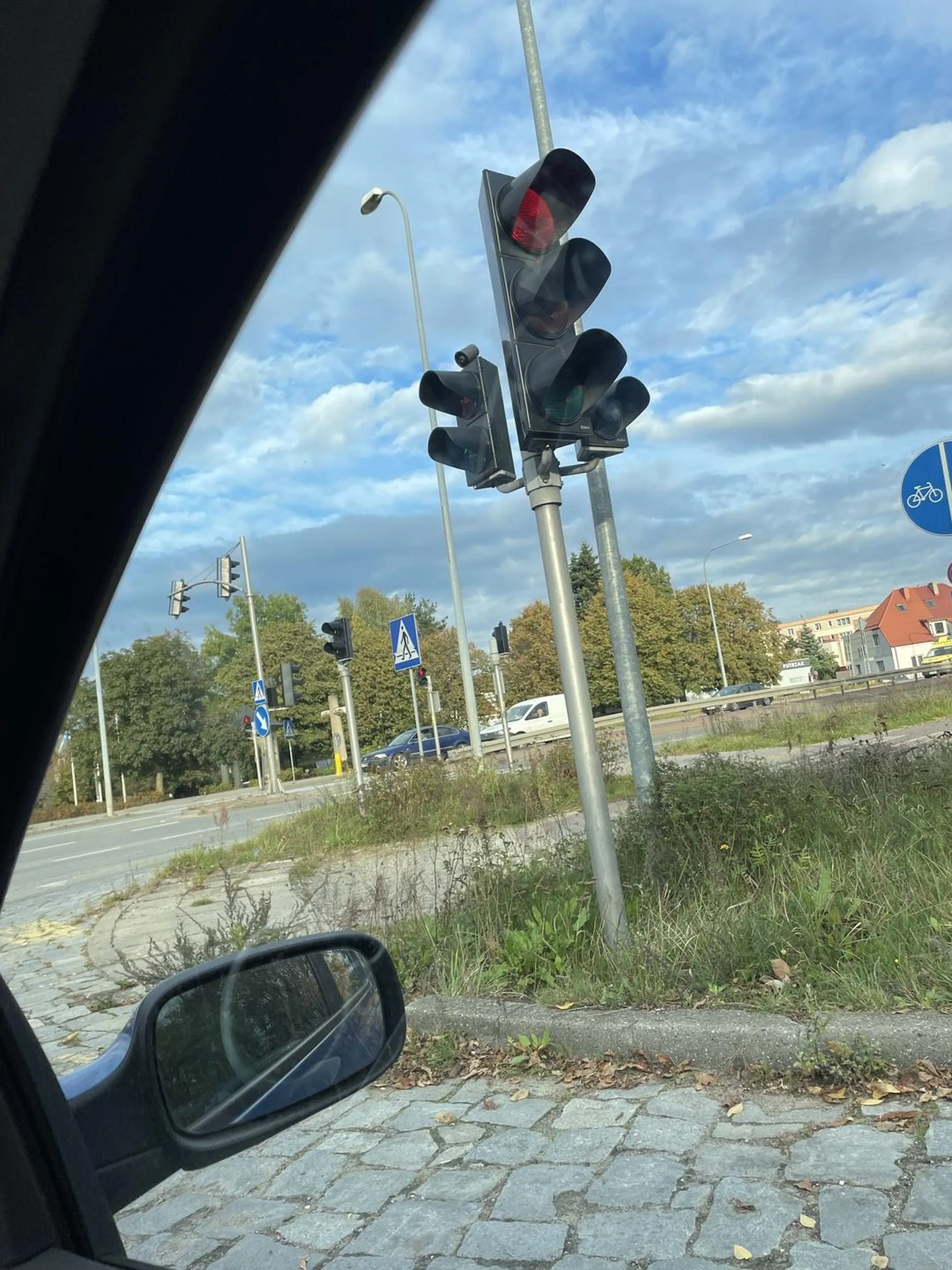 I oto takim sposobem są wypadki na takim skrzyżowaniu. Zamiast pani stanąć za nami wyjeżdżając z parkingu obok to szybko podjechała na przód przed światłami. Bardzo nie odpowiedzialne zachowanie.