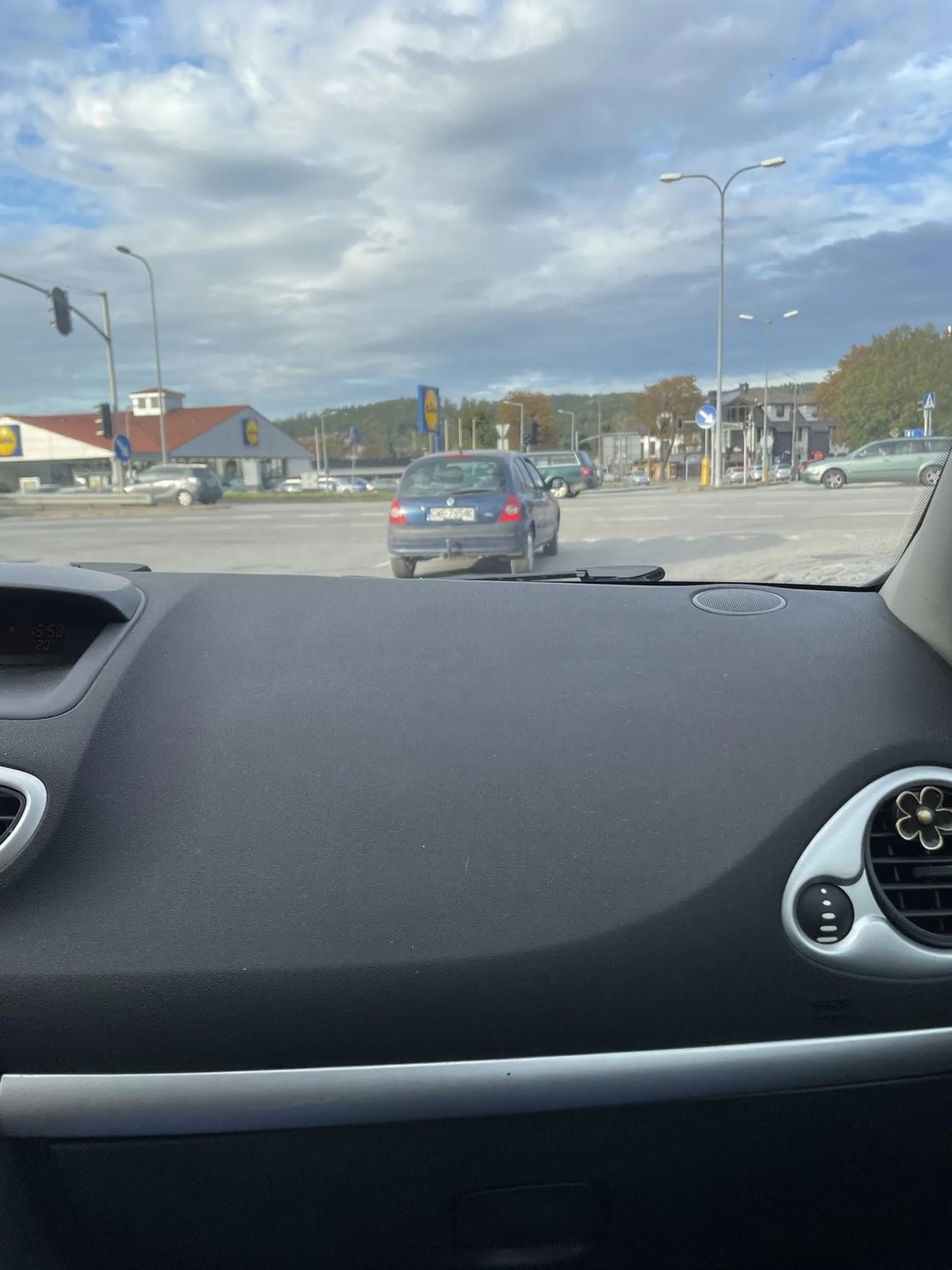 I oto takim sposobem są wypadki na takim skrzyżowaniu. Zamiast pani stanąć za nami wyjeżdżając z parkingu obok to szybko podjechała na przód przed światłami. Bardzo nie odpowiedzialne zachowanie.