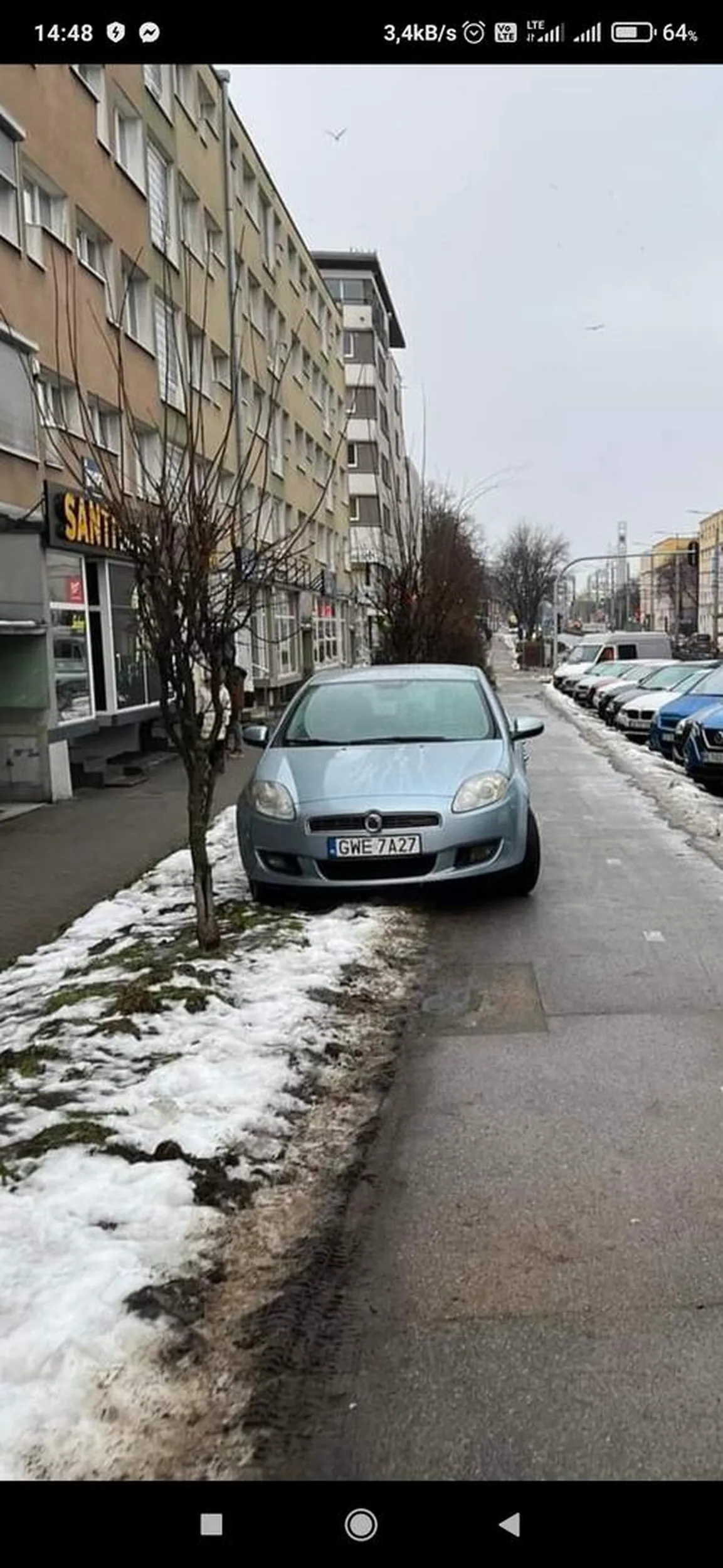 Rozumiem że tablica GWE zobowiązuje. Jednakże jazda chodnikiem , drogą dla rowerów i parkowanie na trawniku to spora przesada.