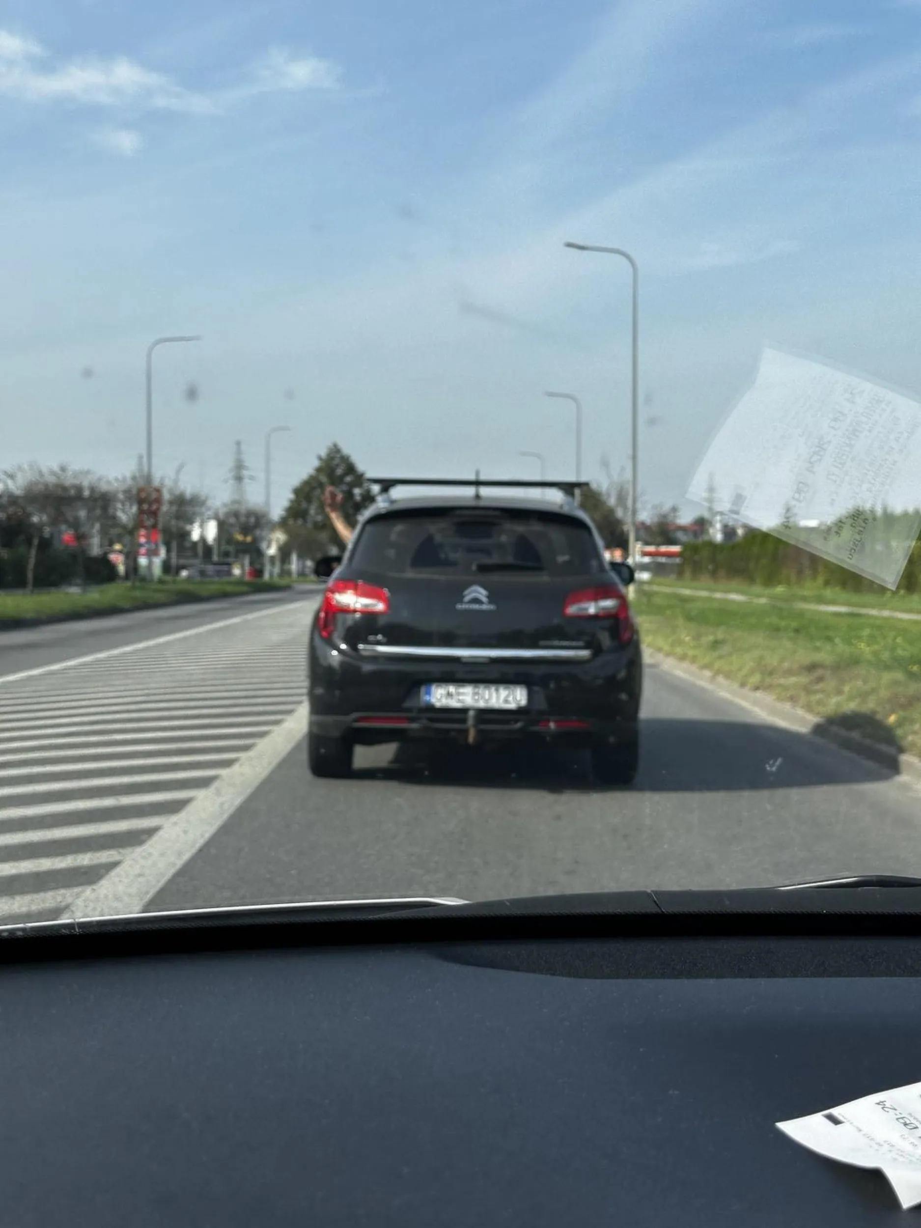 Kierowca zajeżdża drogę