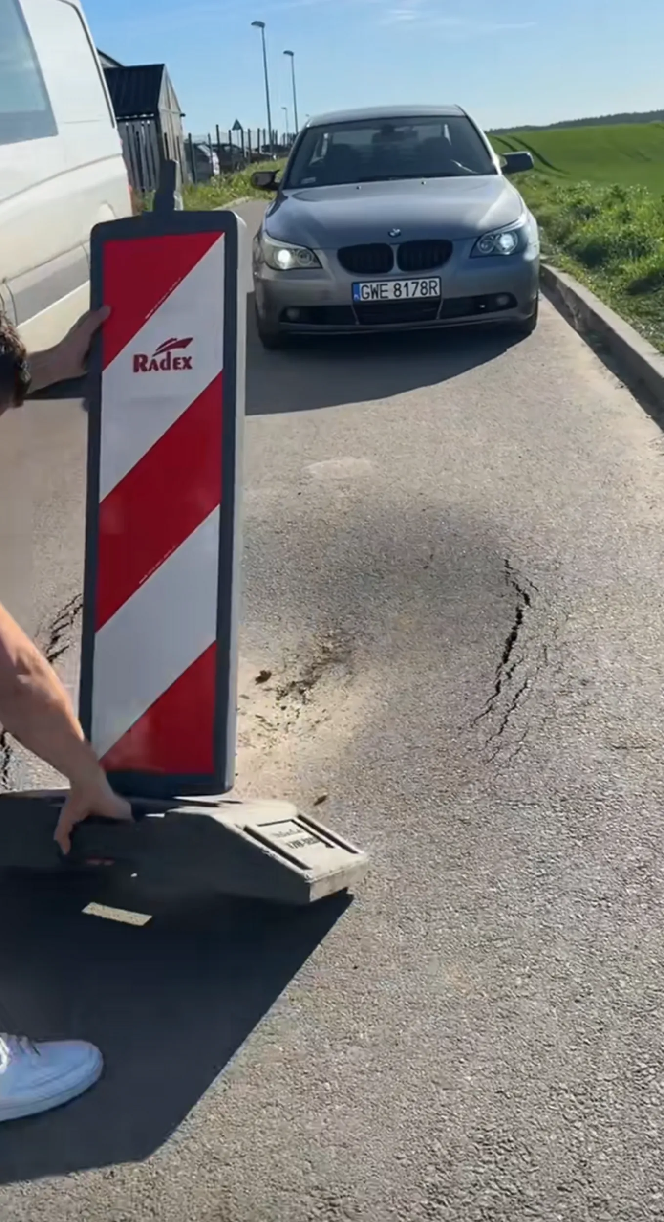 Przestawia znaki drogowe