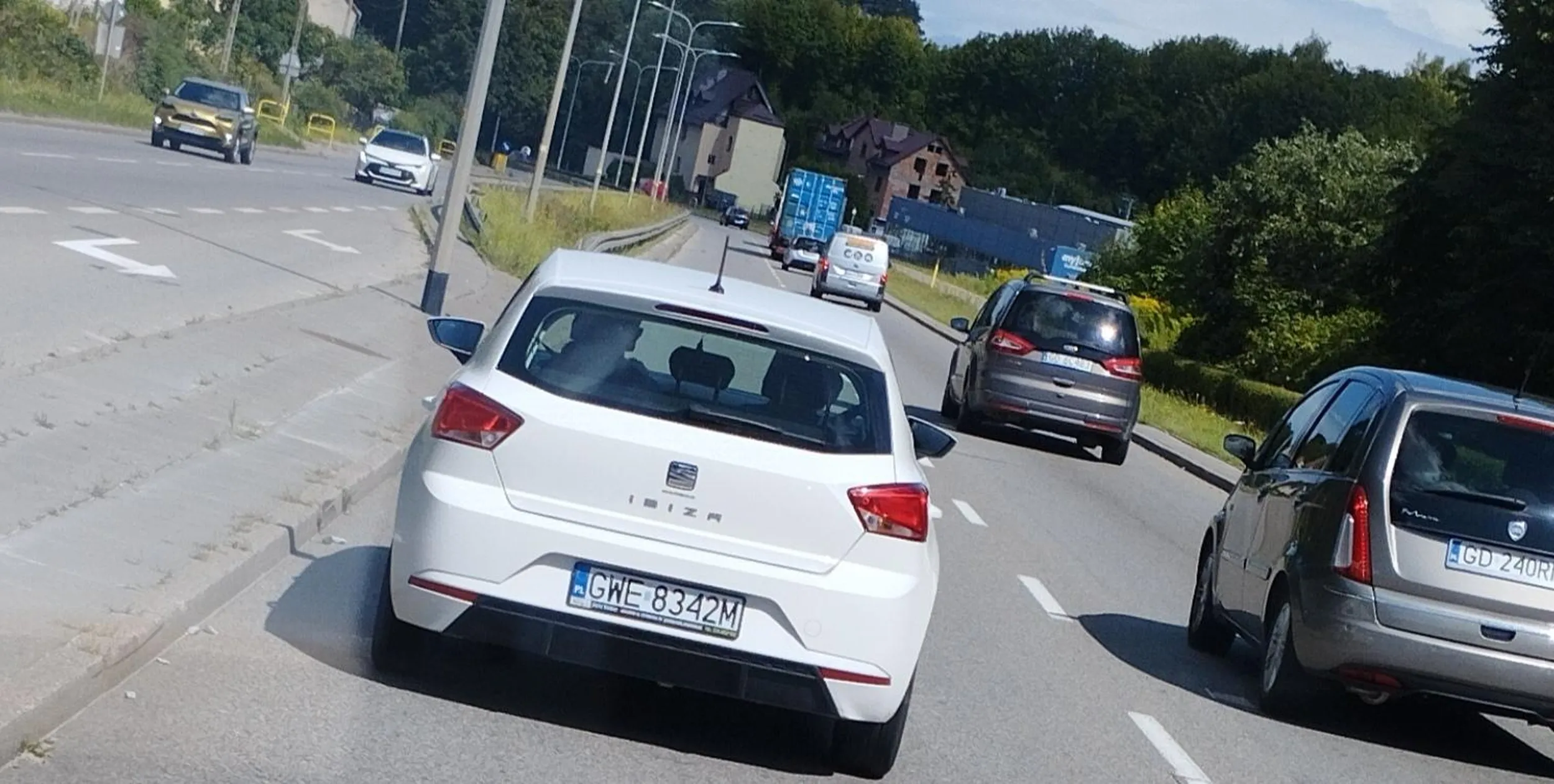 Blokowanie lewego pasa pol Gdańska, hamowanie ciężarówek i lawety na której był samochód osobowy.