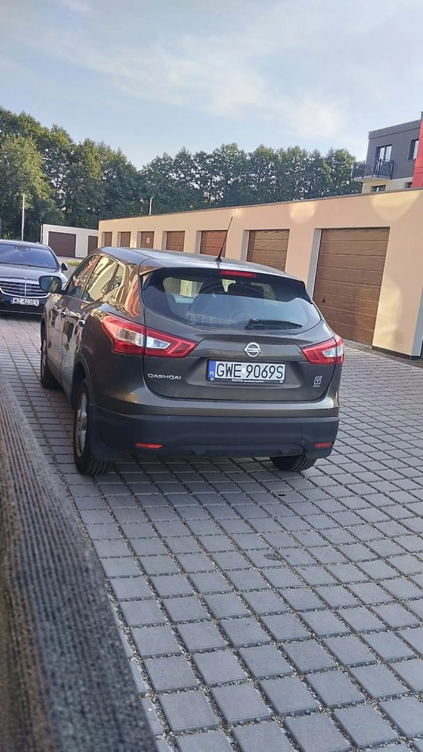 Nie wiesz idiotko gdzie jest parking ? Ile można zwracać uwagę tak tępym idiotą jak ty że to nie jest miejsce parkingowe? Tępy i głupi już taki zostanie ?