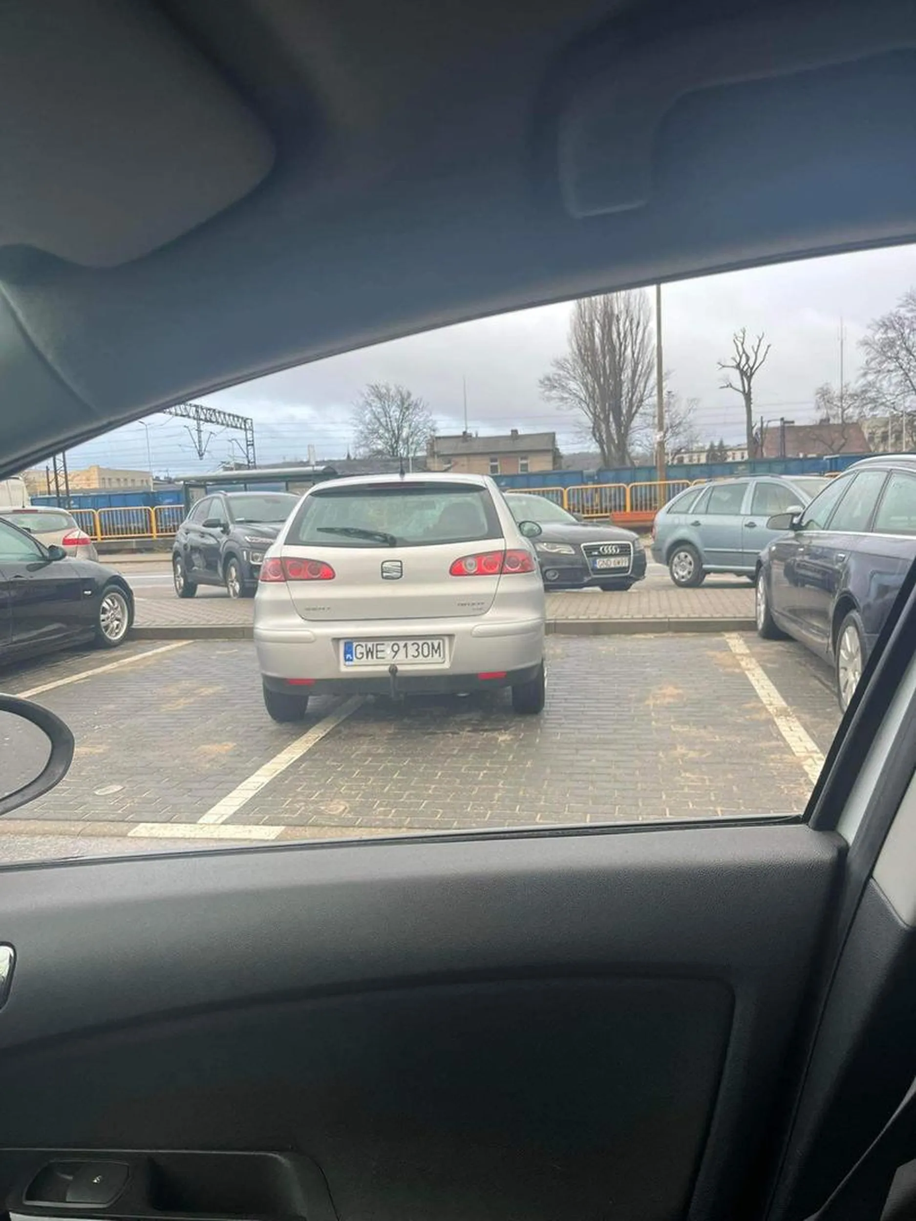 Ewidentny przerost formy nad treścią, komuś potrzebne są dodatkowe badania na wzrok jeśli nie potrafi zauważyć długiej wielkiej białej lini.