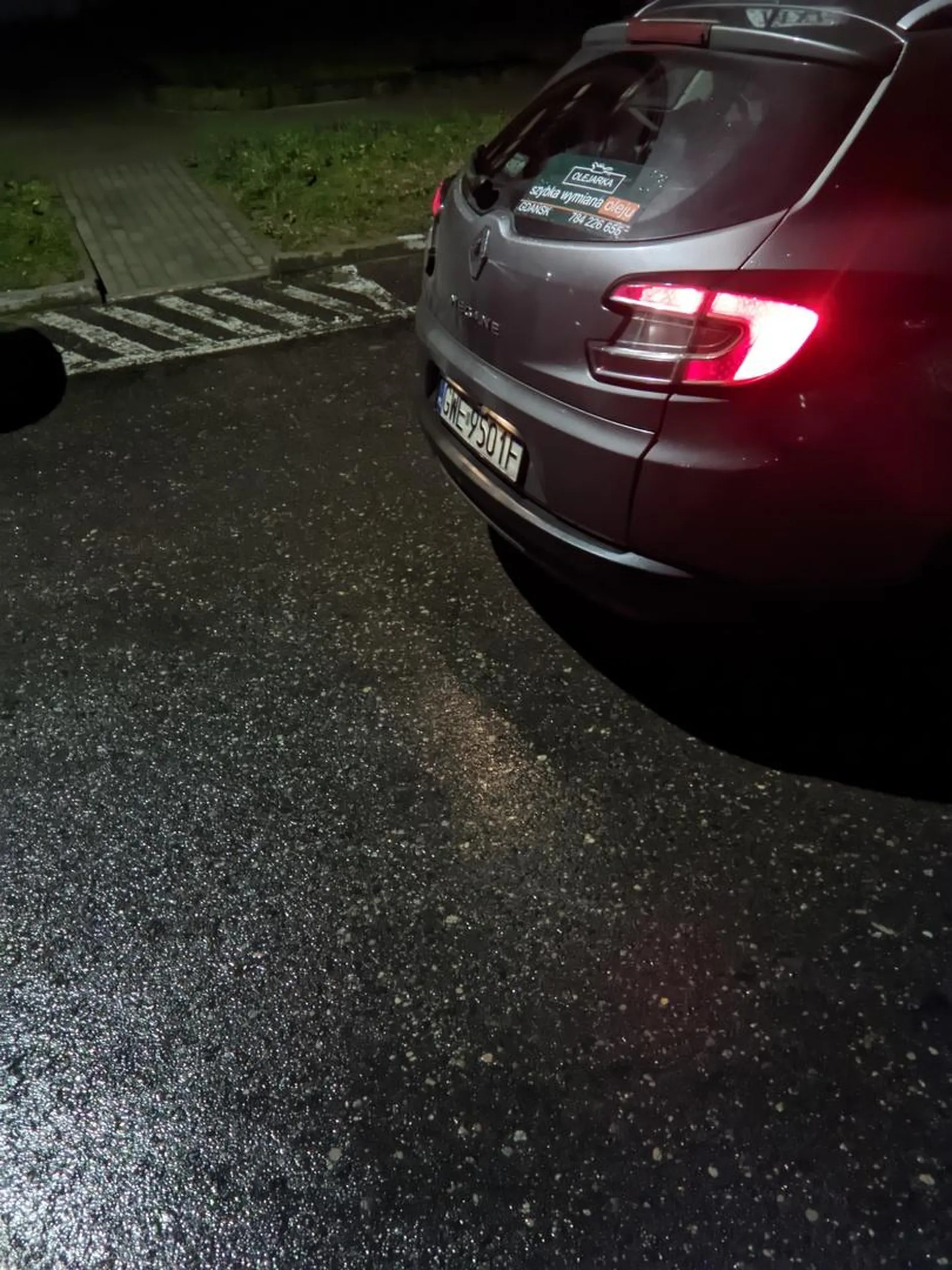 pierwszy taksówkarz zaciągający po polsku, który nie umie wycofać autem. Ciekawe jak zdał prawo jazdy.