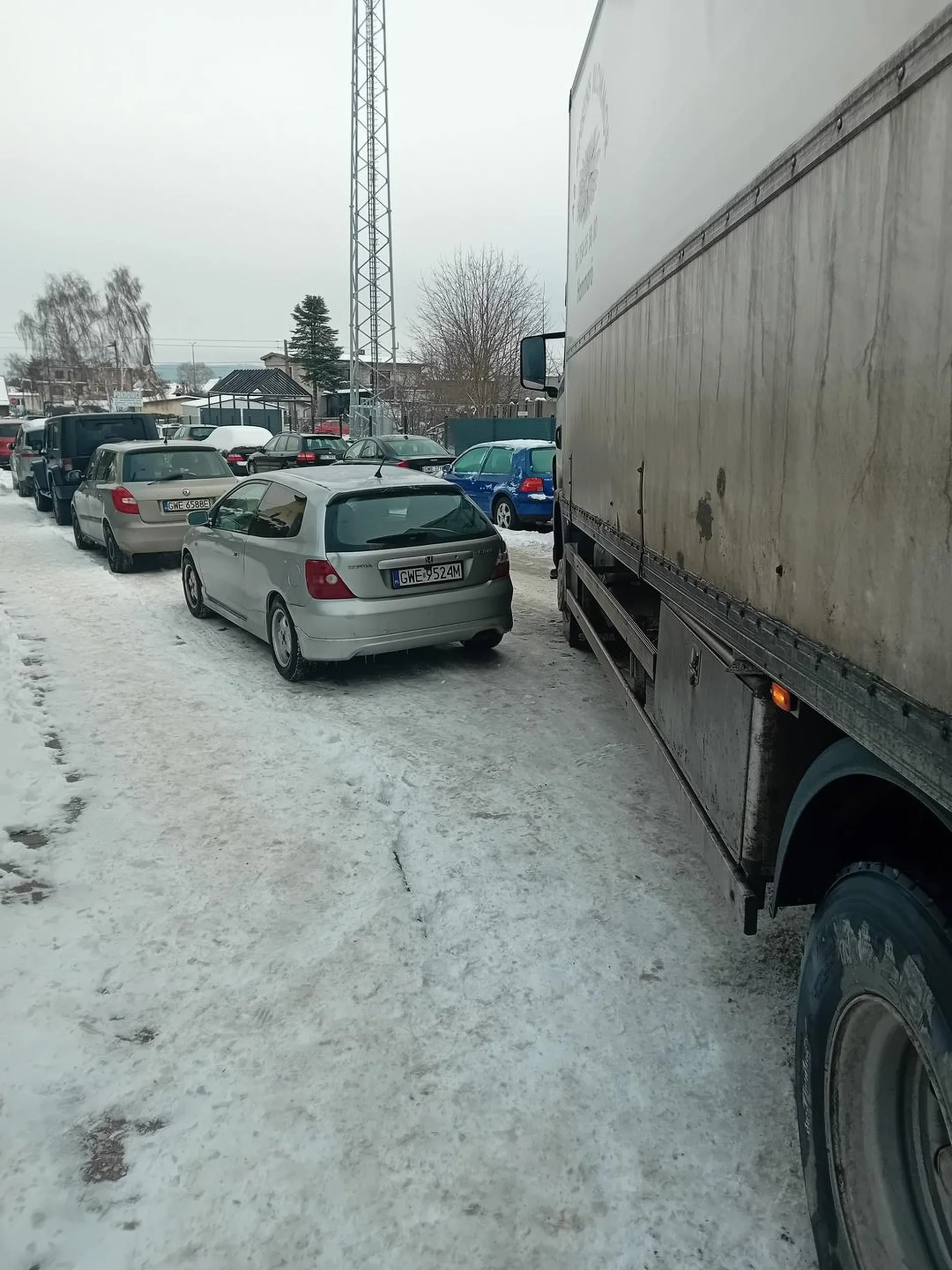 Piękne parkowanie tuż przy skrzyżowaniu sparaliżowała ruch na 3 godziny, nie pozdrawiam pani z hondy,