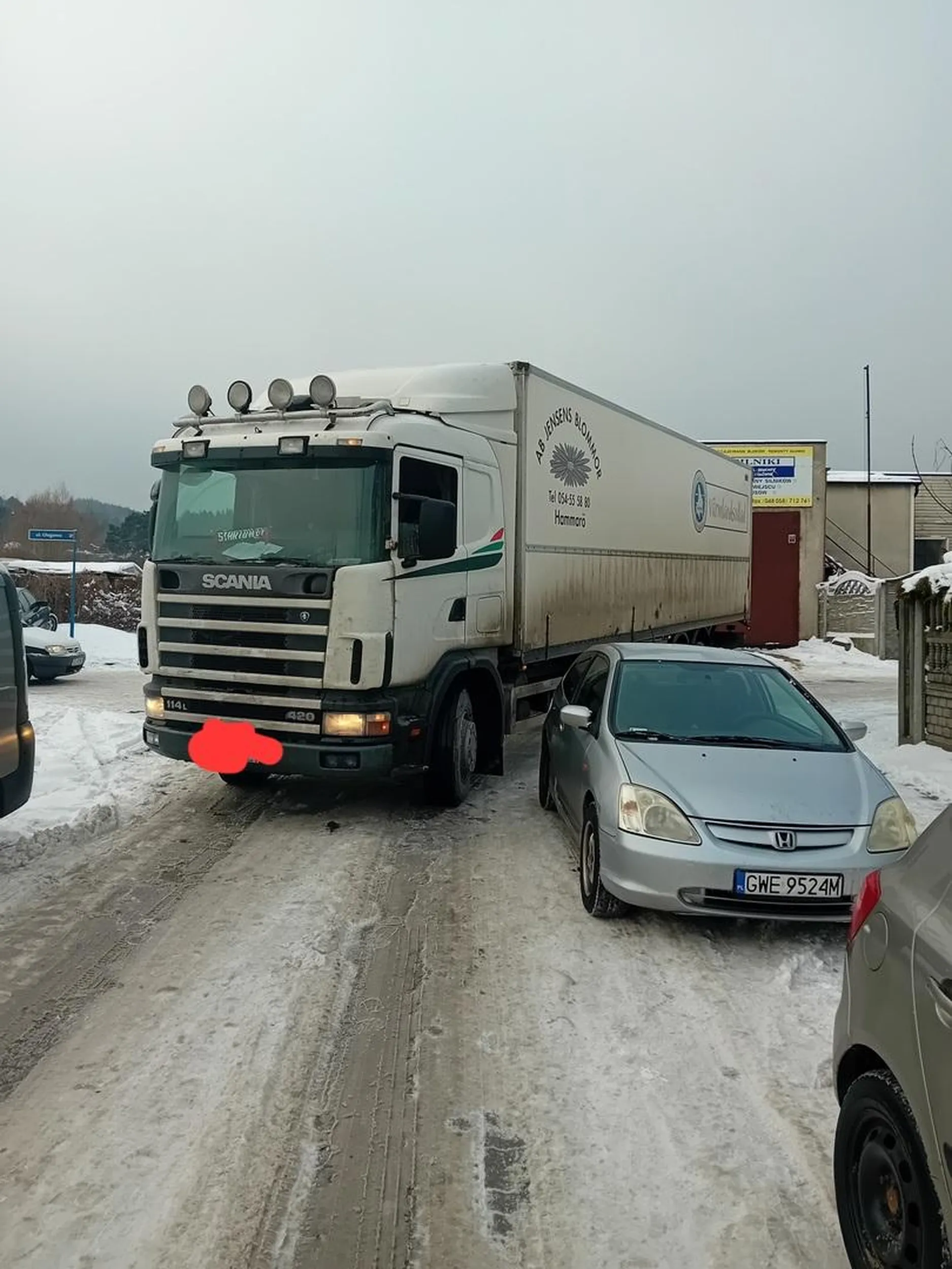 Piękne parkowanie tuż przy skrzyżowaniu sparaliżowała ruch na 3 godziny, nie pozdrawiam pani z hondy,