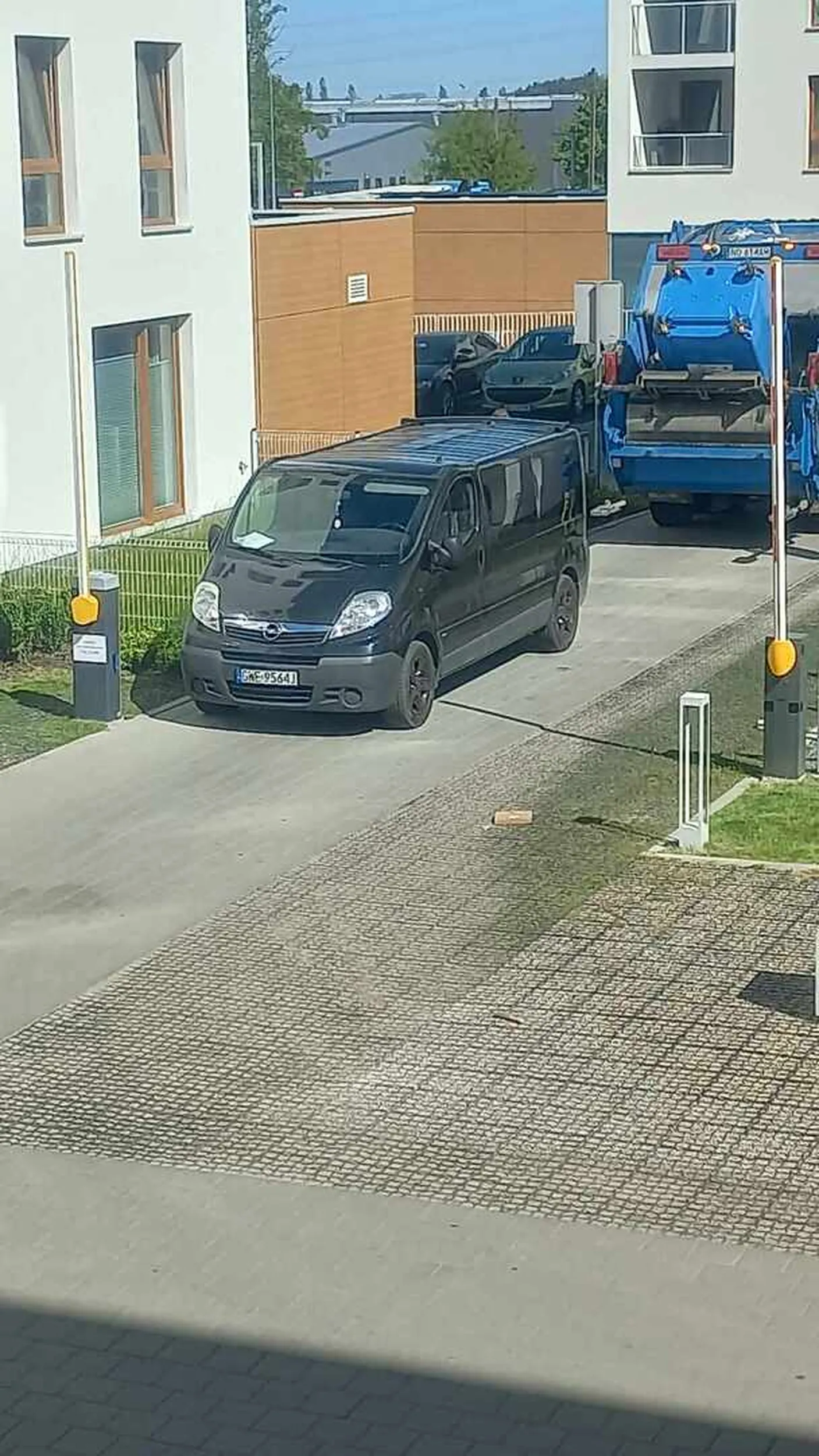 Gorzej się parkować nie da. Blokuje odbiór śmieci. Mózg chyba dawno wyrzucony do śmieci. A prawo jazdy wygrane w chipsach